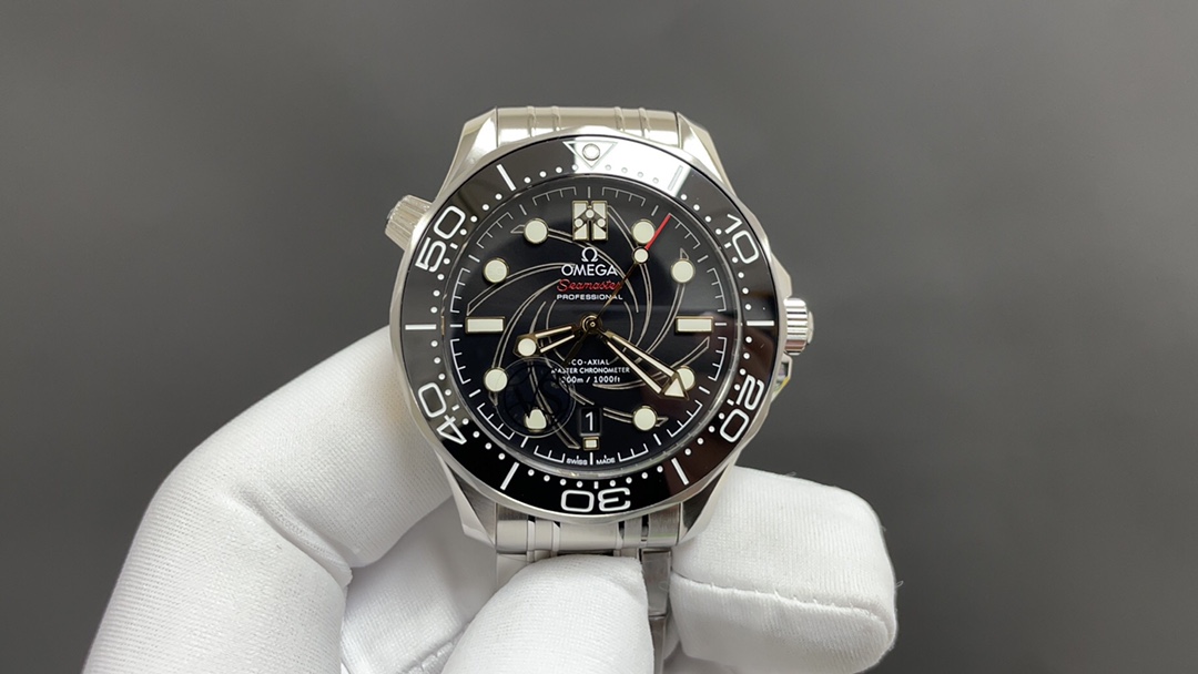 Omega 欧米茄 海马 007 女王密使 42mm 8800机