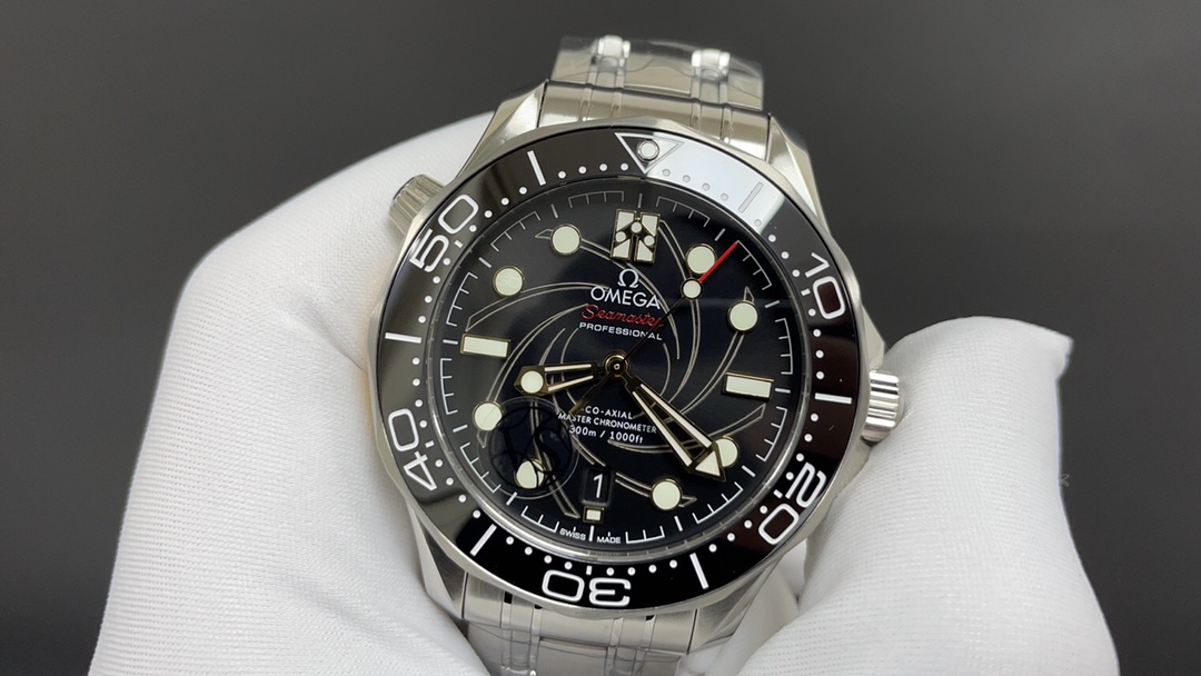 Omega 欧米茄 海马 007 女王密使 42mm 8800机