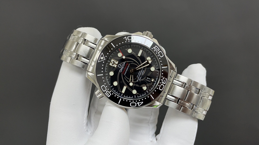 Omega 欧米茄 海马 007 女王密使 42mm 8800机