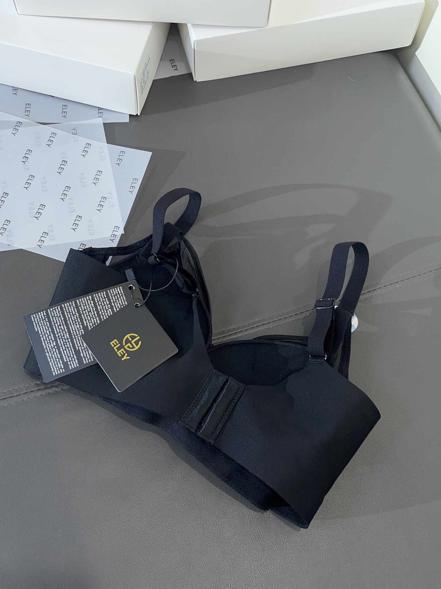 【品名】ELEY 3D立体光面厚杯馒头杯 小胸聚拢加厚必备款【尺码】70-85（AB）【颜色】黑色、灰紫