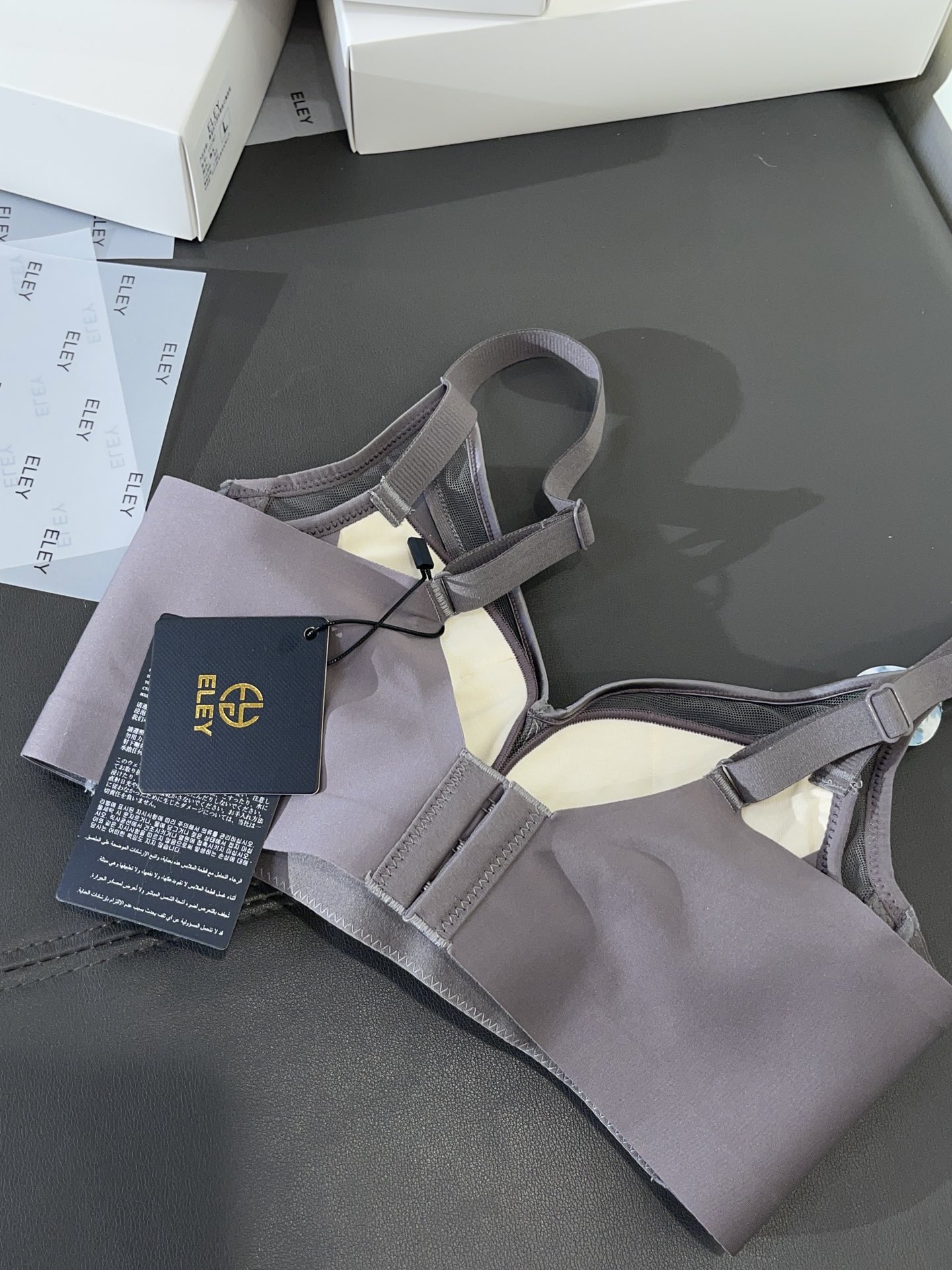 【品名】ELEY 3D立体光面厚杯馒头杯 小胸聚拢加厚必备款【尺码】70-85（AB）【颜色】黑色、灰紫