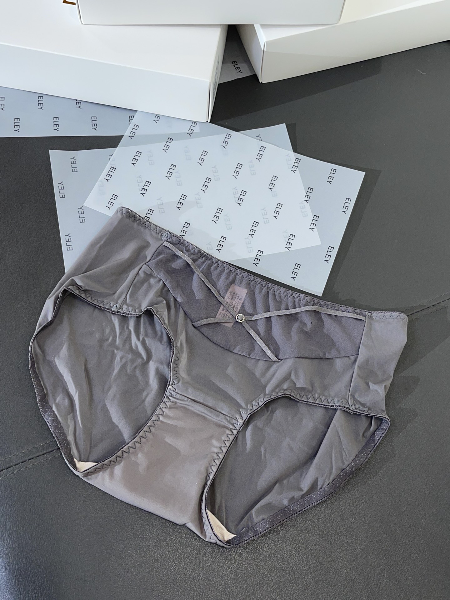 【品名】ELEY 3D立体光面厚杯馒头杯 小胸聚拢加厚必备款【尺码】70-85（AB）【颜色】黑色、灰紫
