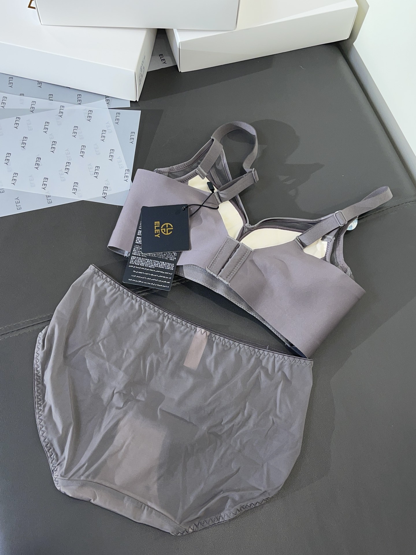 【品名】ELEY 3D立体光面厚杯馒头杯 小胸聚拢加厚必备款【尺码】70-85（AB）【颜色】黑色、灰紫