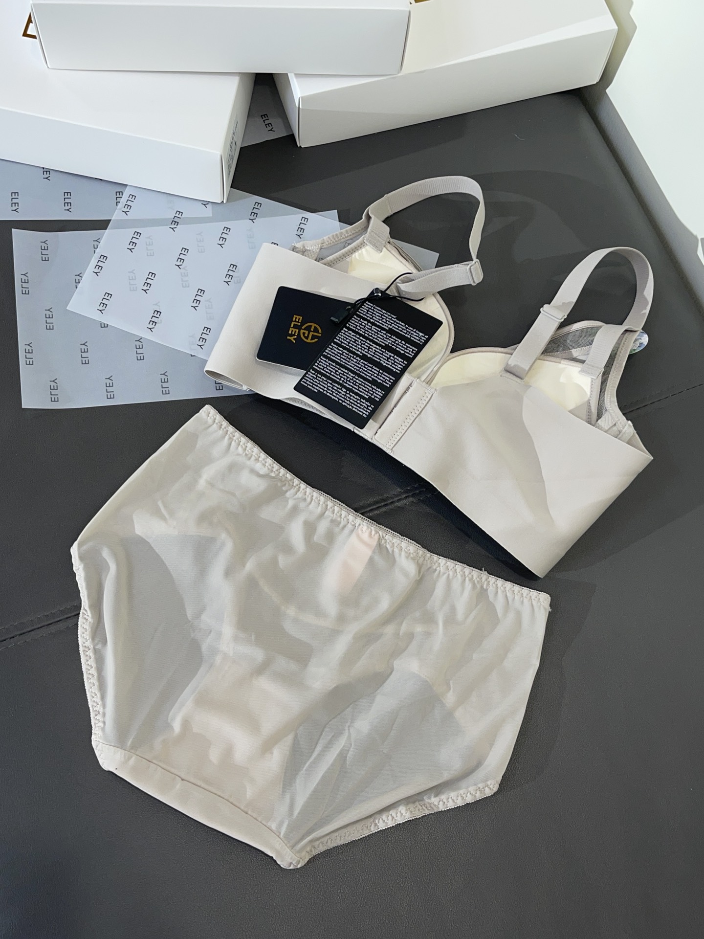 【品名】ELEY 3D立体光面厚杯馒头杯 小胸聚拢加厚必备款【尺码】70-85（AB）【颜色】黑色、灰紫