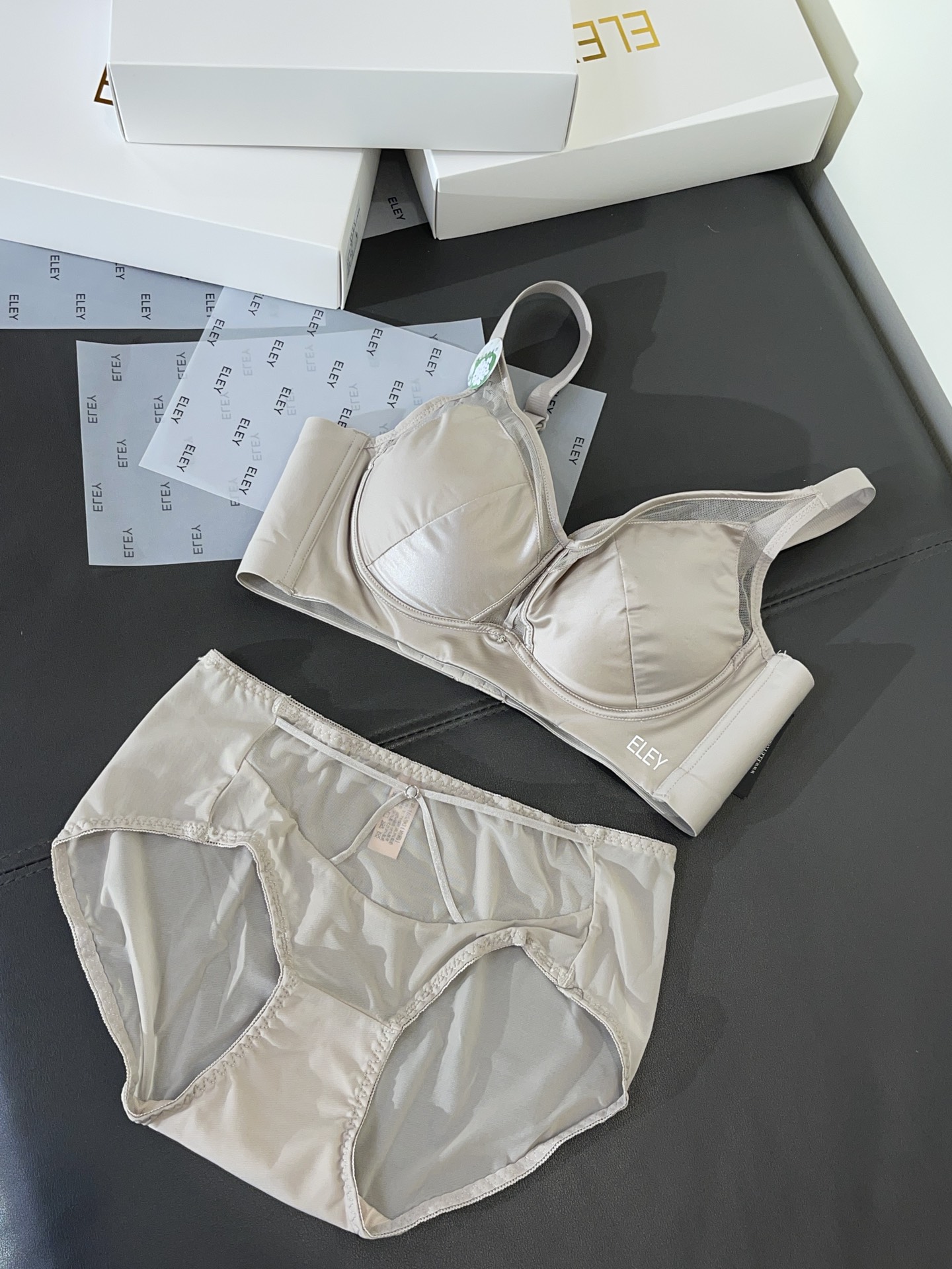 【品名】ELEY 3D立体光面厚杯馒头杯 小胸聚拢加厚必备款【尺码】70-85（AB）【颜色】黑色、灰紫