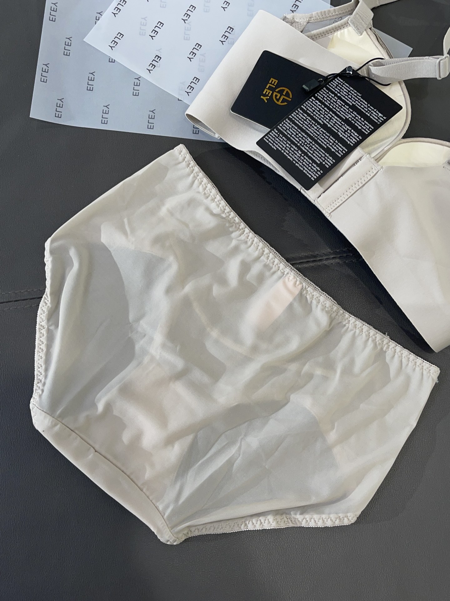 【品名】ELEY 3D立体光面厚杯馒头杯 小胸聚拢加厚必备款【尺码】70-85（AB）【颜色】黑色、灰紫