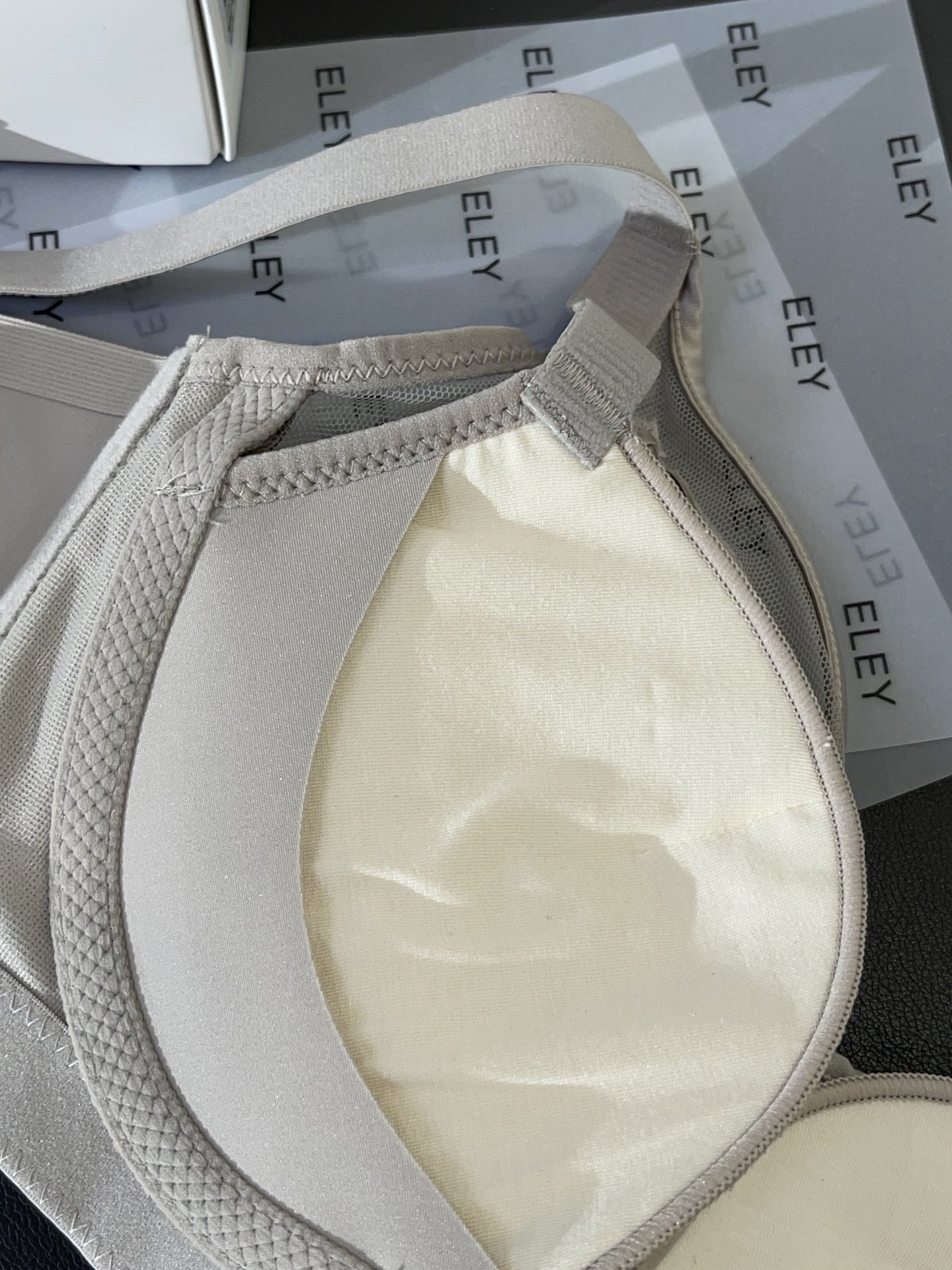 【品名】ELEY 3D立体光面厚杯馒头杯 小胸聚拢加厚必备款【尺码】70-85（AB）【颜色】黑色、灰紫