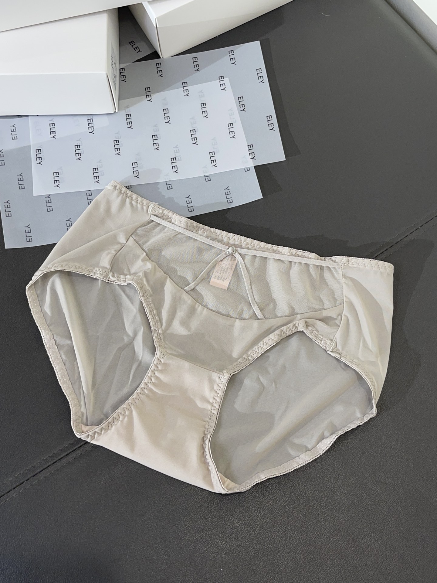 【品名】ELEY 3D立体光面厚杯馒头杯 小胸聚拢加厚必备款【尺码】70-85（AB）【颜色】黑色、灰紫
