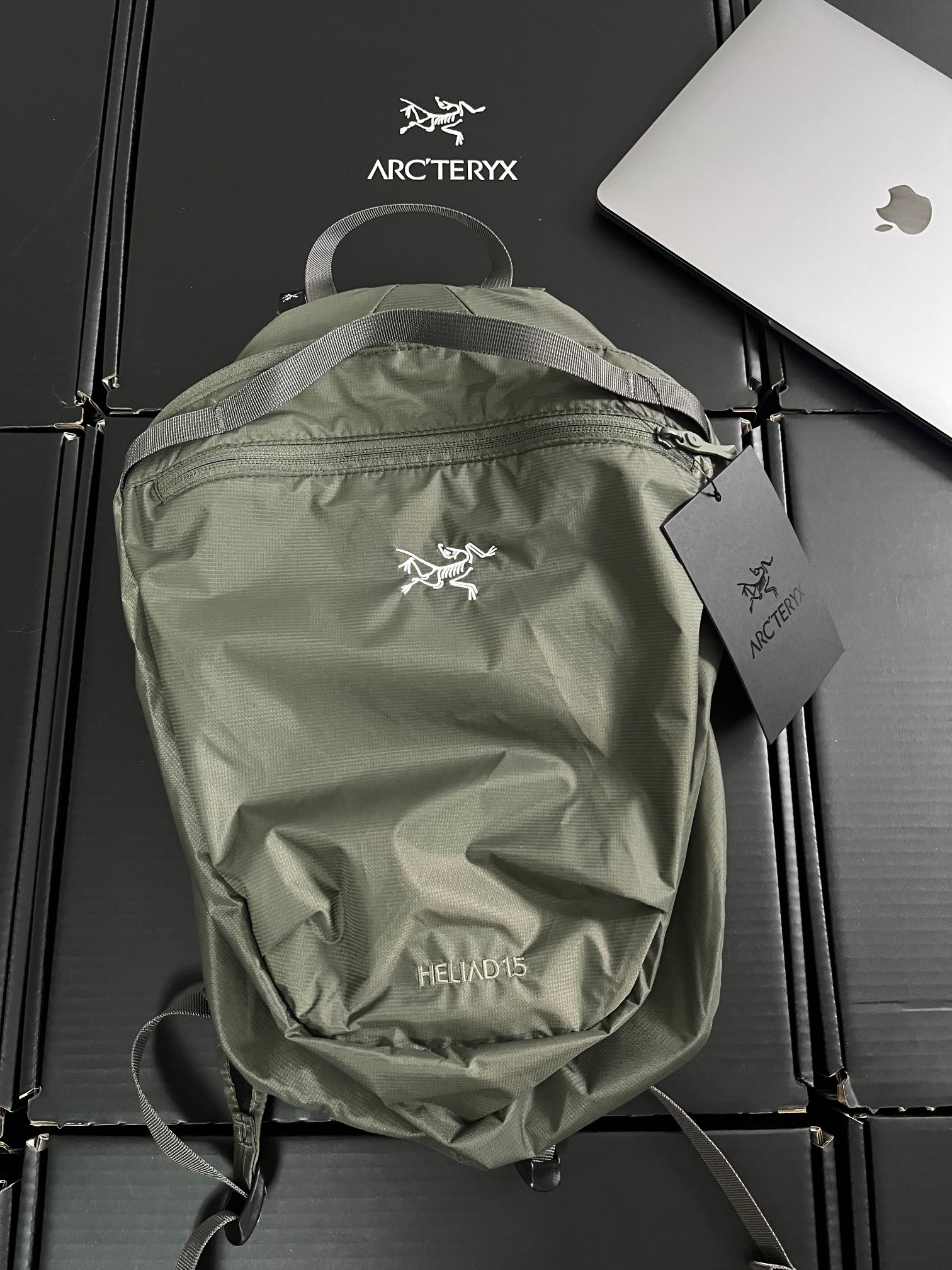 💰110 款号G17
Arcteryx Heliad 10L始祖鸟休闲双肩包背包
最近博主们人手一个的始祖鸟书包,“中年三宝”始祖鸟双肩包。
超级轻量!!背上跟没背一样! 不要觉的轻就是质量差! 布料超级贵 定制品。
越南代工出品,细节之处做到了极致,无论是设计还是用料,都是户外天花板的存在。
各大博主们近期出镜率,最高的双肩包依旧是这款始祖鸟的双肩包!!拉链款的,黑色看到的是最多的!
小鸟的最新款HELIAD15升轻量化双肩包,一如即往的好面料好做工好辅料!一款三好包包!面料内有防水涂层,自折叠收纳囗袋!细节图都拍的很清楚啦!
最近韩国博主人手一个的始祖鸟双肩包,自身材质非常轻的一款户外包,装得下笔记本以及种种出门必备搭配运动装、日常look都不违和,韩国博主挖掘单品的能力真的respect!
重量:180克 轻如薄翼
材质:硅脂和PU涂层100D Cordura Mini Ripstop
尺寸:43*10*22cm
容量:10L
结构:主隔层
内部结构:拉链暗袋
闭合方式:防水拉链
颜色:黑色 幽雾绿