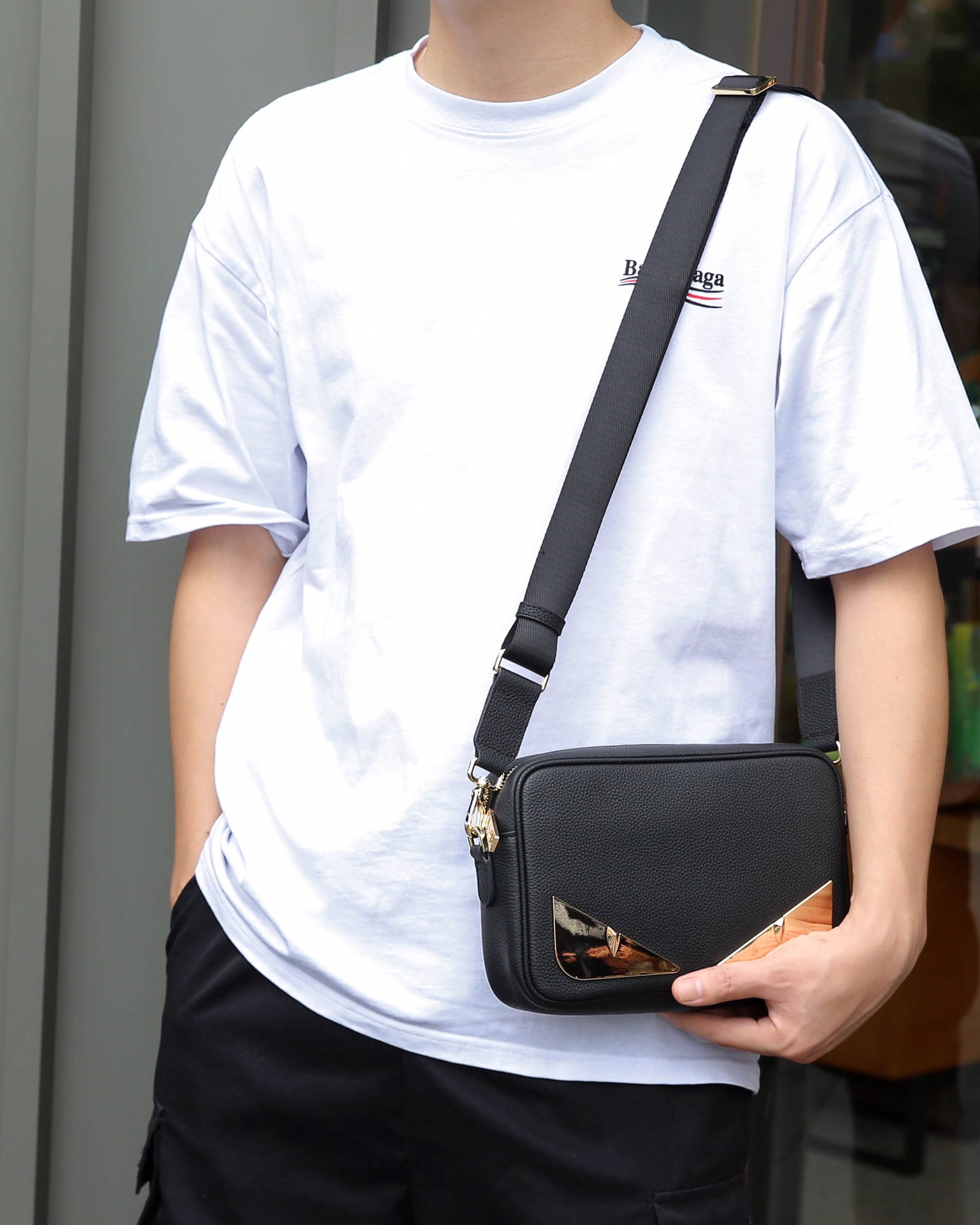 Elegante Bolso de Cámara Fendi para Hombre | Cuero Premium y Diseño Funcional