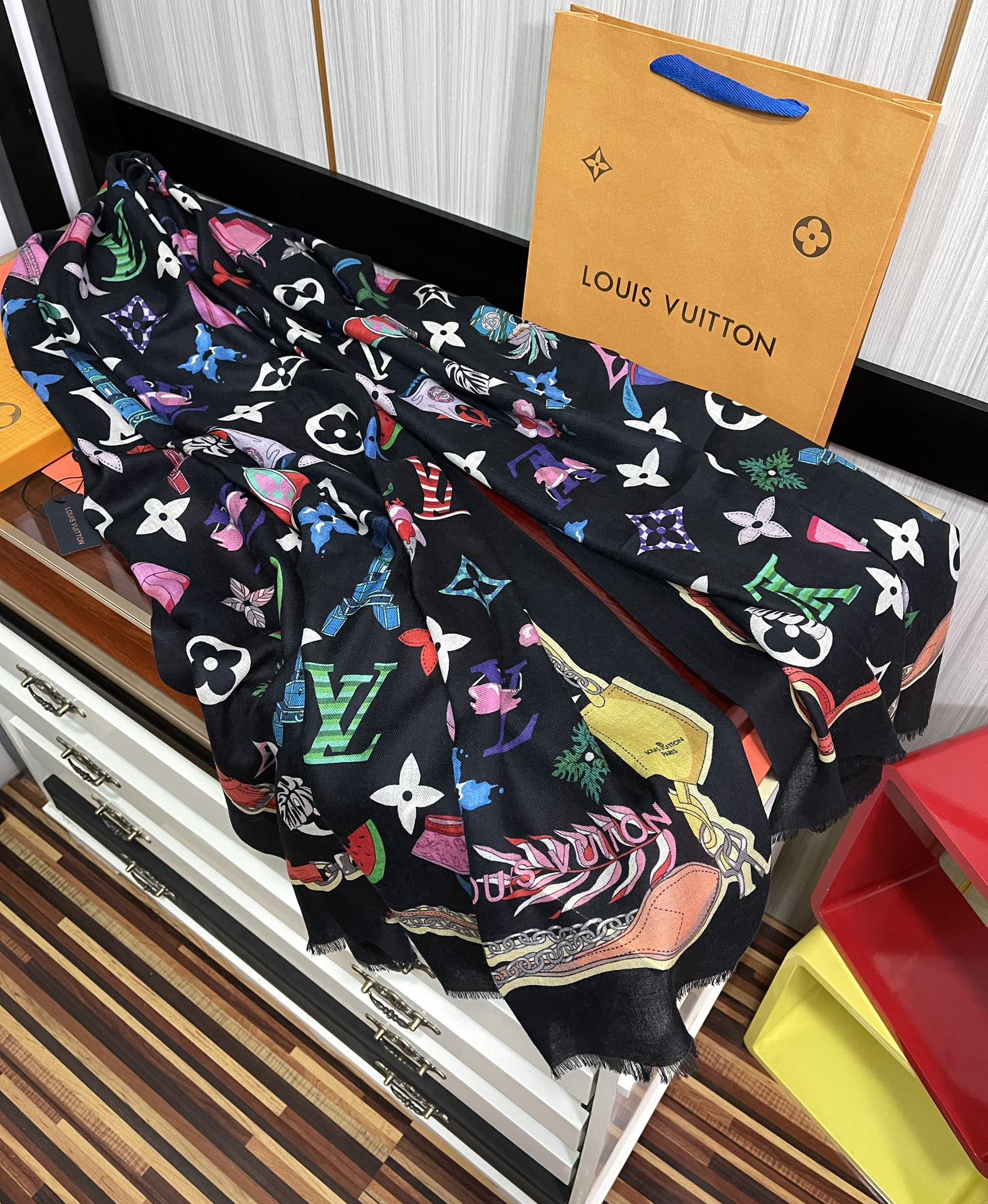 LV路易威登双面戒指绒长巾