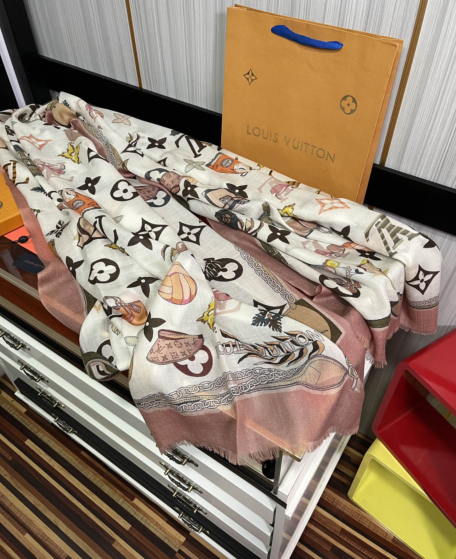 LV路易威登双面戒指绒长巾