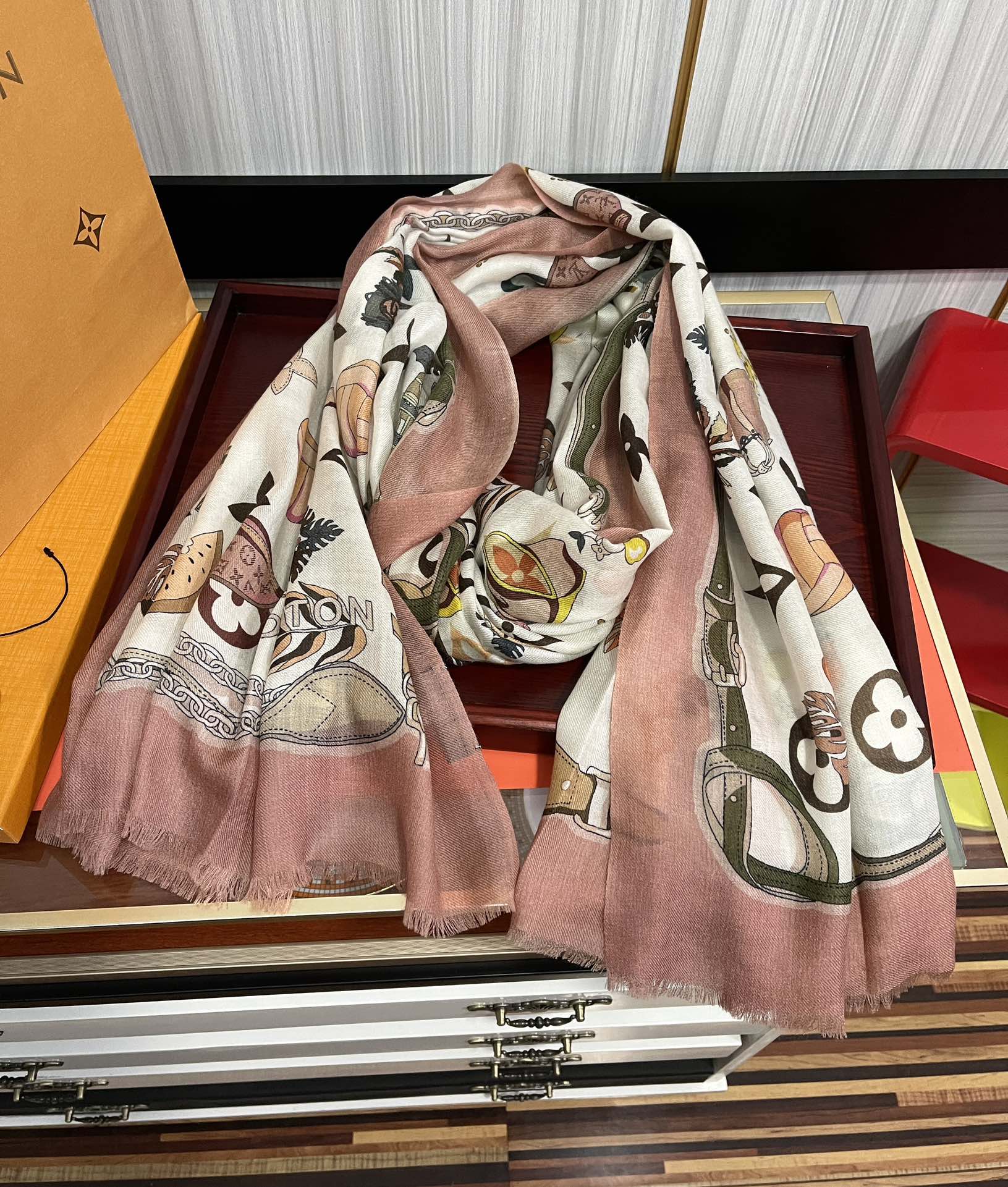 LV路易威登双面戒指绒长巾