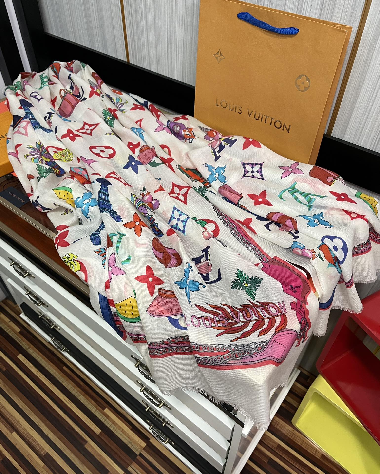 LV路易威登双面戒指绒长巾
