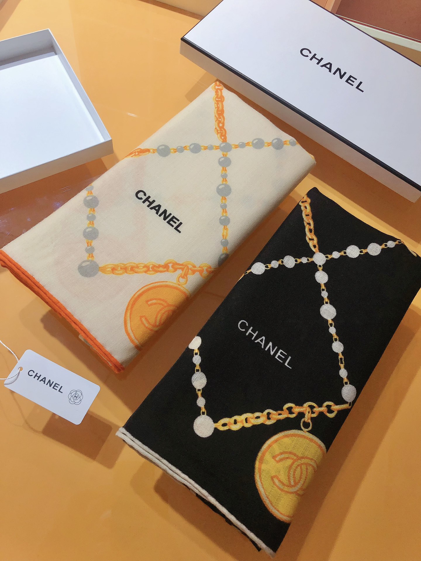 NO:173199,RCC2335 original single small fragrance 140cm velvet square scarf, made of classic cashmere and silk blend fabric, soft and light, easy to wear. It is an ideal companion for cold or slightly cool nights, providing you with warm care... Super value for rewards that will definitely scream counter quality This model is the top visual feast Top silk cashmere blended herringbone pattern is as soft and silky as velvet, making it a unique and precious existence. Overseas counters are absolutely top-notch!  Special channel goods sold one less [Specification 140x140cm 70 cashmere 30 silk], high-version scarf, real silk19860909RCC2335原单小香140cm丝绒方巾,采用经典山羊绒和真丝混纺面料,柔软轻盈,佩戴方便.它是寒冷时分或微凉夜间的理想伴侣,为您提供温暖呵护.……超值回馈绝对会尖叫的专柜品质此款是顶级视觉盛宴顶级真丝羊绒混纺人字纹如天鹅绒般柔软丝滑,使之成为独一无二的珍贵存在.海外专柜同步绝对的顶级好货！特殊渠道货卖一个少一个【规格140x140cm 70羊绒30真丝】,高版本围巾,real silk,scarf