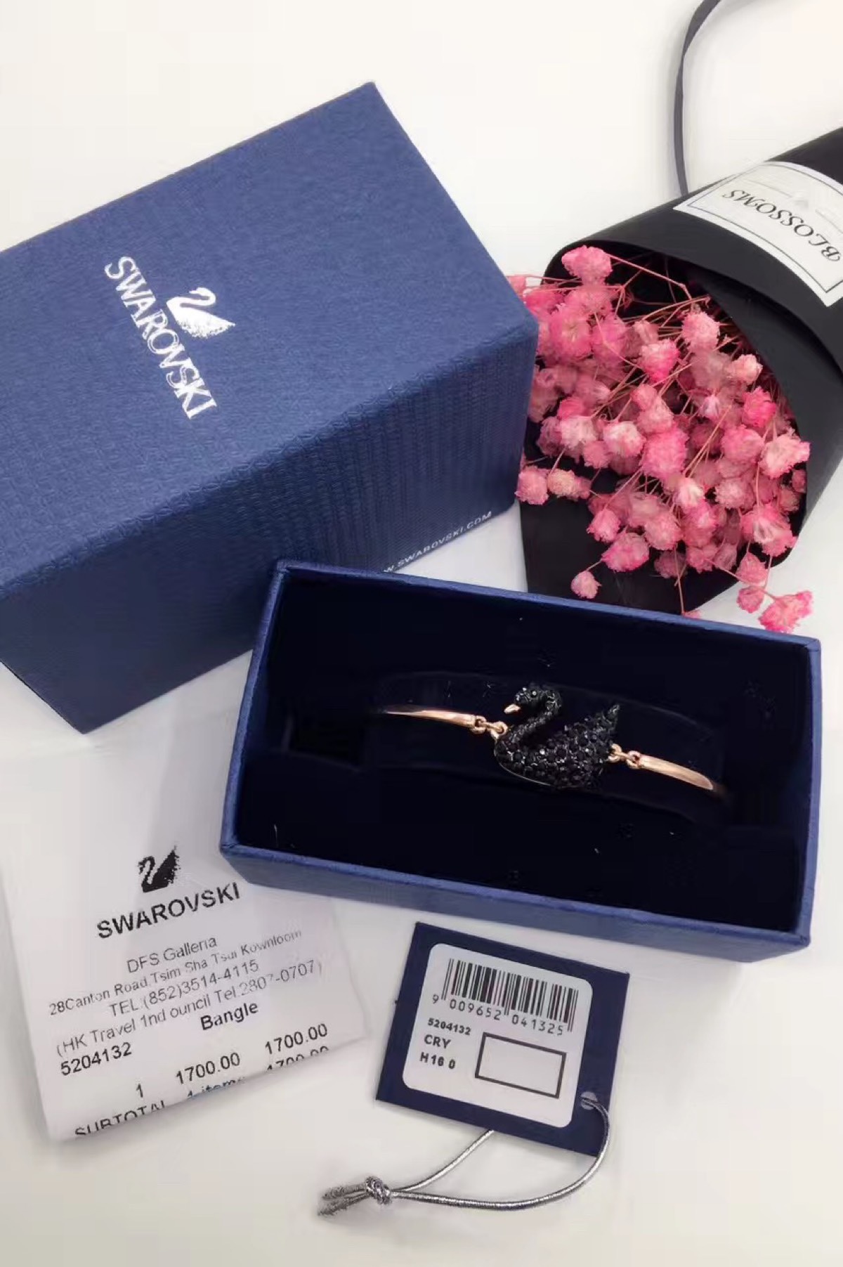  swar🔹黑小天鹅手镯🔹」这款镀白金色调节手镯，以品牌的天鹅标志为特色，是您今季的必备配饰。典雅不凡的