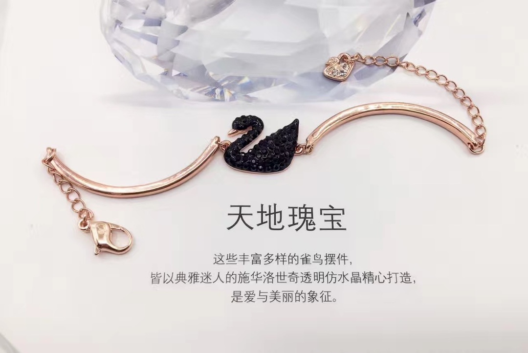  swar🔹黑小天鹅手镯🔹」这款镀白金色调节手镯，以品牌的天鹅标志为特色，是您今季的必备配饰。典雅不凡的
