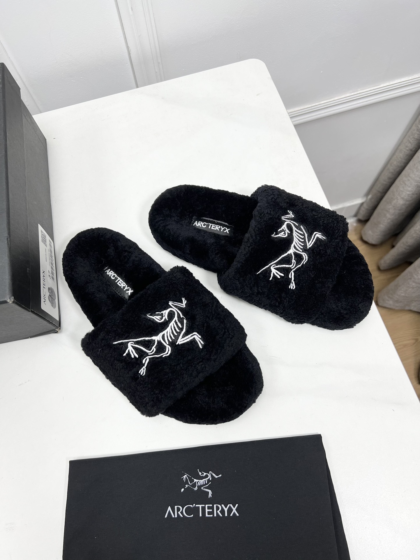 Arcteryx: Luxurious Lamb Wool Stocking for Cold Weather Fashionistas. - 图片 2