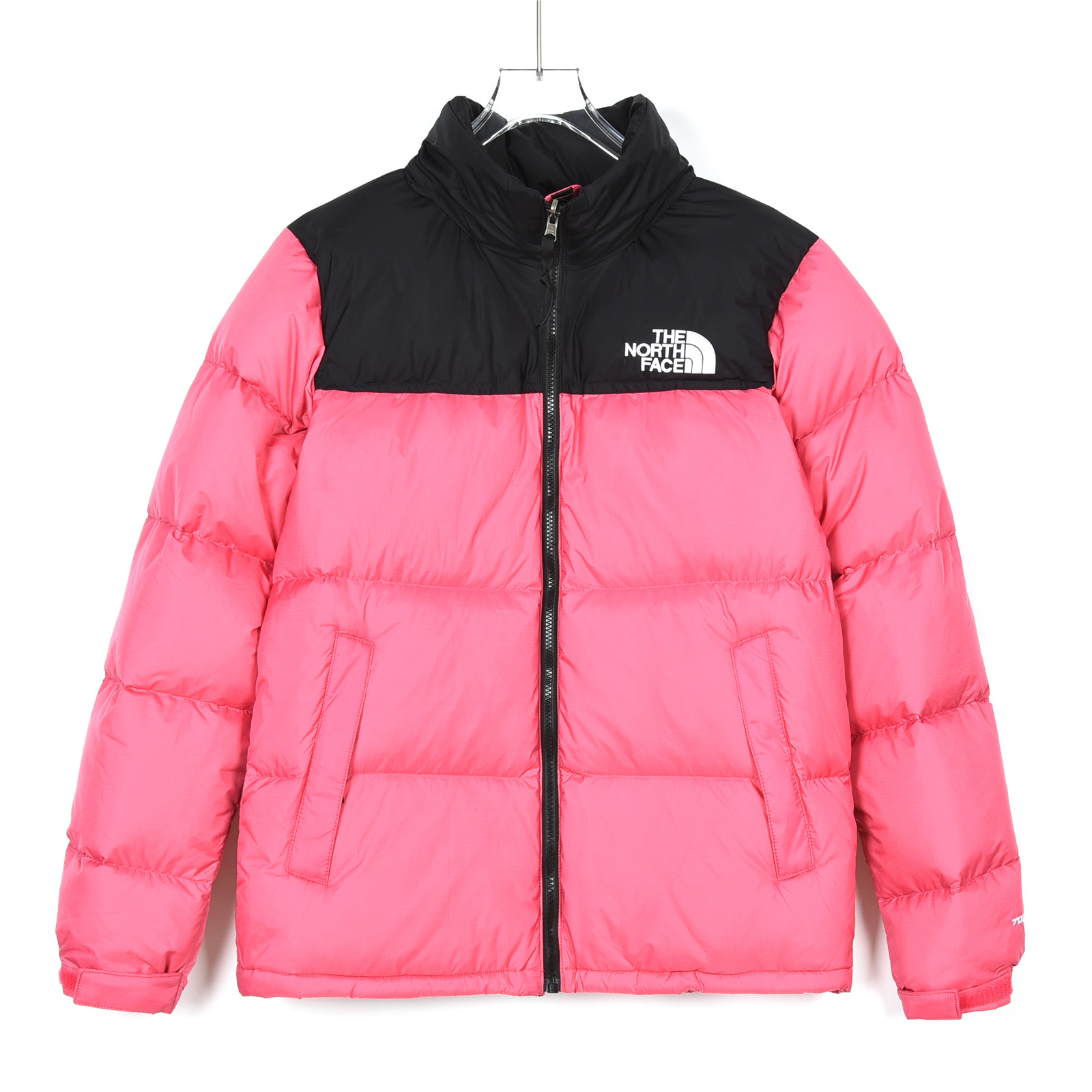 CX专供 独家纯原 羽绒服
【北面】
heNorthFace北面#1996Nuptse 4NCH户外经典羽绒服#男女同款#粉色

✅全新进口百灵达绣花机定制万针电绣，采用进口7号针，进口绣线，保证每字饱满、立体、清晰，可称最贵绣标！
✅采用国标90白鸭绒填充，保暖性能更出色，轻便不厚重，压缩后的蓬松度恢复性好！
✅原厂定制40D格子四级防水布料，独家采用最新原版一致布料做法，防止跑绒，并保证手感及膨松度，内里采用尼龙nylon双重双层封禁设计，不会出现任何跑绒现象，内置抽拉绳扣的可调节下摆，可防风防寒！
✅拉链采用吉田YKK原厂定制，刻字清晰，质感完美顺滑，建议比较！
✅辅料及扣子均采用原版一样铜芯弹簧【非市面铁芯弹簧】，可对比了解更多细节，只做市场最高版本！
✅不诋毁，不浮夸，真实且不需要太多文案，因为专注，所以专业！

SIZE: XS  S  M  L  XL  XXL【附:尺码表】