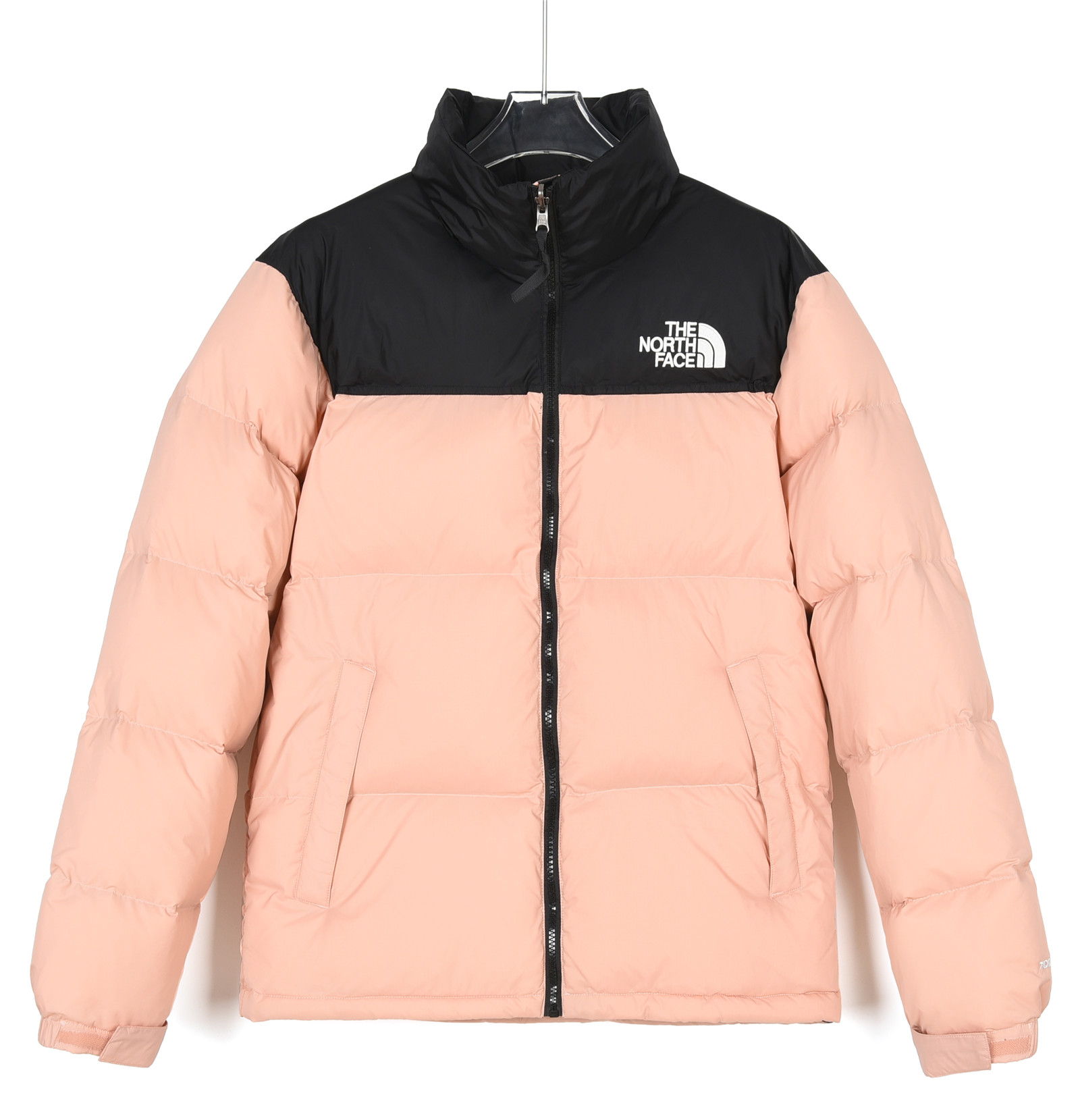 CX专供 独家纯原 羽绒服
【北面】
heNorthFace北面#1996Nuptse 4NCH户外经典羽绒服#男女同款#粉色

✅全新进口百灵达绣花机定制万针电绣，采用进口7号针，进口绣线，保证每字饱满、立体、清晰，可称最贵绣标！
✅采用国标90白鸭绒填充，保暖性能更出色，轻便不厚重，压缩后的蓬松度恢复性好！
✅原厂定制40D格子四级防水布料，独家采用最新原版一致布料做法，防止跑绒，并保证手感及膨松度，内里采用尼龙nylon双重双层封禁设计，不会出现任何跑绒现象，内置抽拉绳扣的可调节下摆，可防风防寒！
✅拉链采用吉田YKK原厂定制，刻字清晰，质感完美顺滑，建议比较！
✅辅料及扣子均采用原版一样铜芯弹簧【非市面铁芯弹簧】，可对比了解更多细节，只做市场最高版本！
✅不诋毁，不浮夸，真实且不需要太多文案，因为专注，所以专业！

SIZE: XS  S  M  L  XL  XXL【附:尺码表】