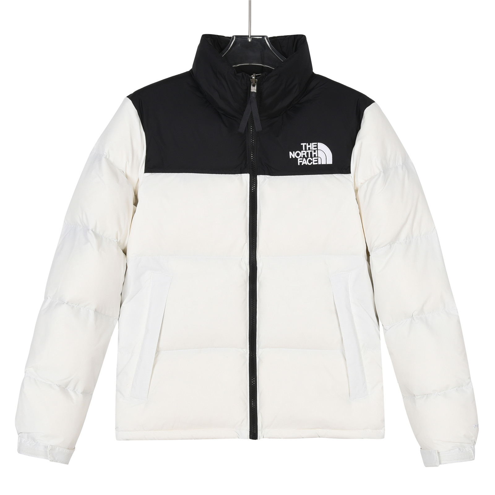得物官方订单 羽绒服
【北面】
heNorthFace北面#1996Nuptse 4NCH户外经典羽绒服#男女同款#纯白

✅全新进口百灵达绣花机定制万针电绣，采用进口7号针，进口绣线，保证每字饱满、立体、清晰，可称最贵绣标！
✅采用国标90白鸭绒填充，保暖性能更出色，轻便不厚重，压缩后的蓬松度恢复性好！
✅原厂定制40D格子四级防水布料，独家采用最新原版一致布料做法，防止跑绒，并保证手感及膨松度，内里采用尼龙nylon双重双层封禁设计，不会出现任何跑绒现象，内置抽拉绳扣的可调节下摆，可防风防寒！
✅拉链采用吉田YKK原厂定制，刻字清晰，质感完美顺滑，建议比较！
✅辅料及扣子均采用原版一样铜芯弹簧【非市面铁芯弹簧】，可对比了解更多细节，只做市场最高版本！
✅不诋毁，不浮夸，真实且不需要太多文案，因为专注，所以专业！

SIZE: XS  S  M  L  XL  XXL【附:尺码表】