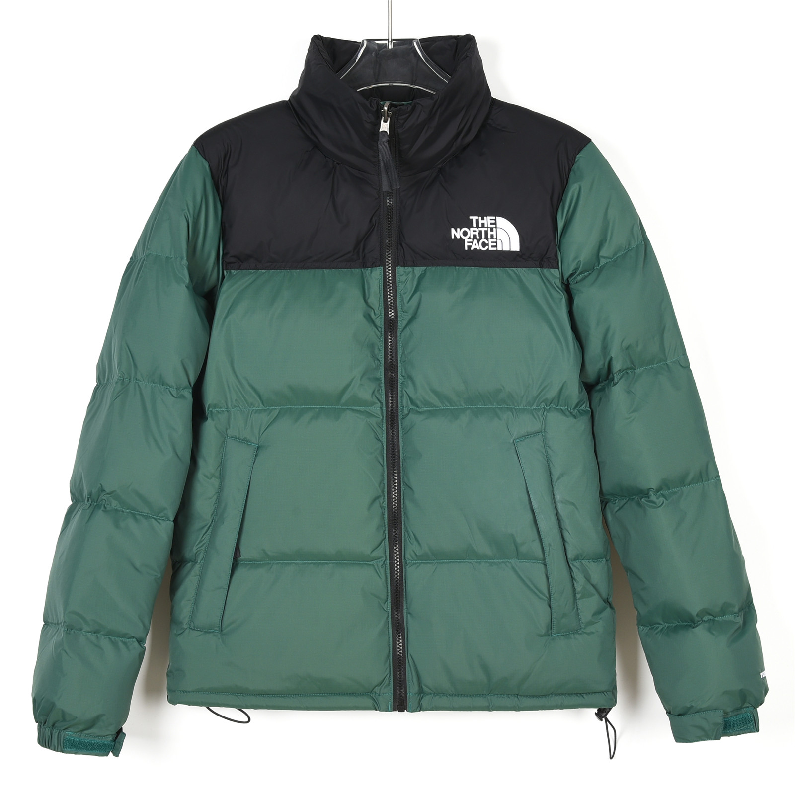 得物官方订单 羽绒服
【北面】
heNorthFace北面#1996Nuptse 4NCH户外经典羽绒服#男女同款#森林绿

✅全新进口百灵达绣花机定制万针电绣，采用进口7号针，进口绣线，保证每字饱满、立体、清晰，可称最贵绣标！
✅采用国标90白鸭绒填充，保暖性能更出色，轻便不厚重，压缩后的蓬松度恢复性好！
✅原厂定制40D格子四级防水布料，独家采用最新原版一致布料做法，防止跑绒，并保证手感及膨松度，内里采用尼龙nylon双重双层封禁设计，不会出现任何跑绒现象，内置抽拉绳扣的可调节下摆，可防风防寒！
✅拉链采用吉田YKK原厂定制，刻字清晰，质感完美顺滑，建议比较！
✅辅料及扣子均采用原版一样铜芯弹簧【非市面铁芯弹簧】，可对比了解更多细节，只做市场最高版本！
✅不诋毁，不浮夸，真实且不需要太多文案，因为专注，所以专业！

SIZE: XS  S  M  L  XL  XXL【附:尺码表】