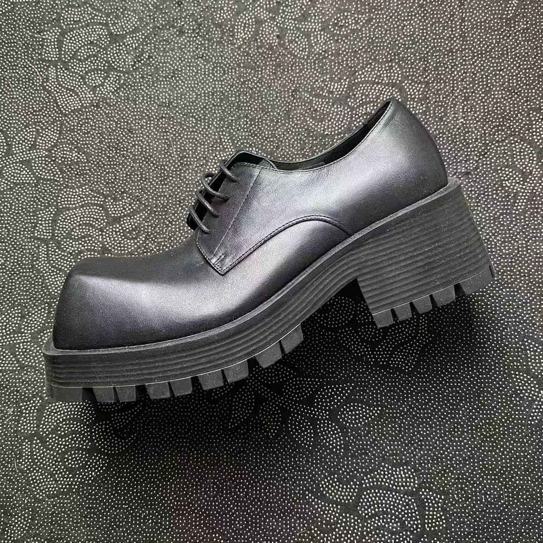 999?顺丰包邮 Balenciaga 巴黎世家 Trooper 4孔绑带鞋面时尚休闲鞋 黑色? size：39-45 全码 国内代工订单！ 方形的鞋头加宽大的鞋型 造型感真的拉满了 辨识度十足 搭配起来真的帅炸了 鞋款本身的质感也很到位 高级感这块是拿捏了 非常增高！ 支持得物App/识货App鉴定 支持90 天无理由售后！