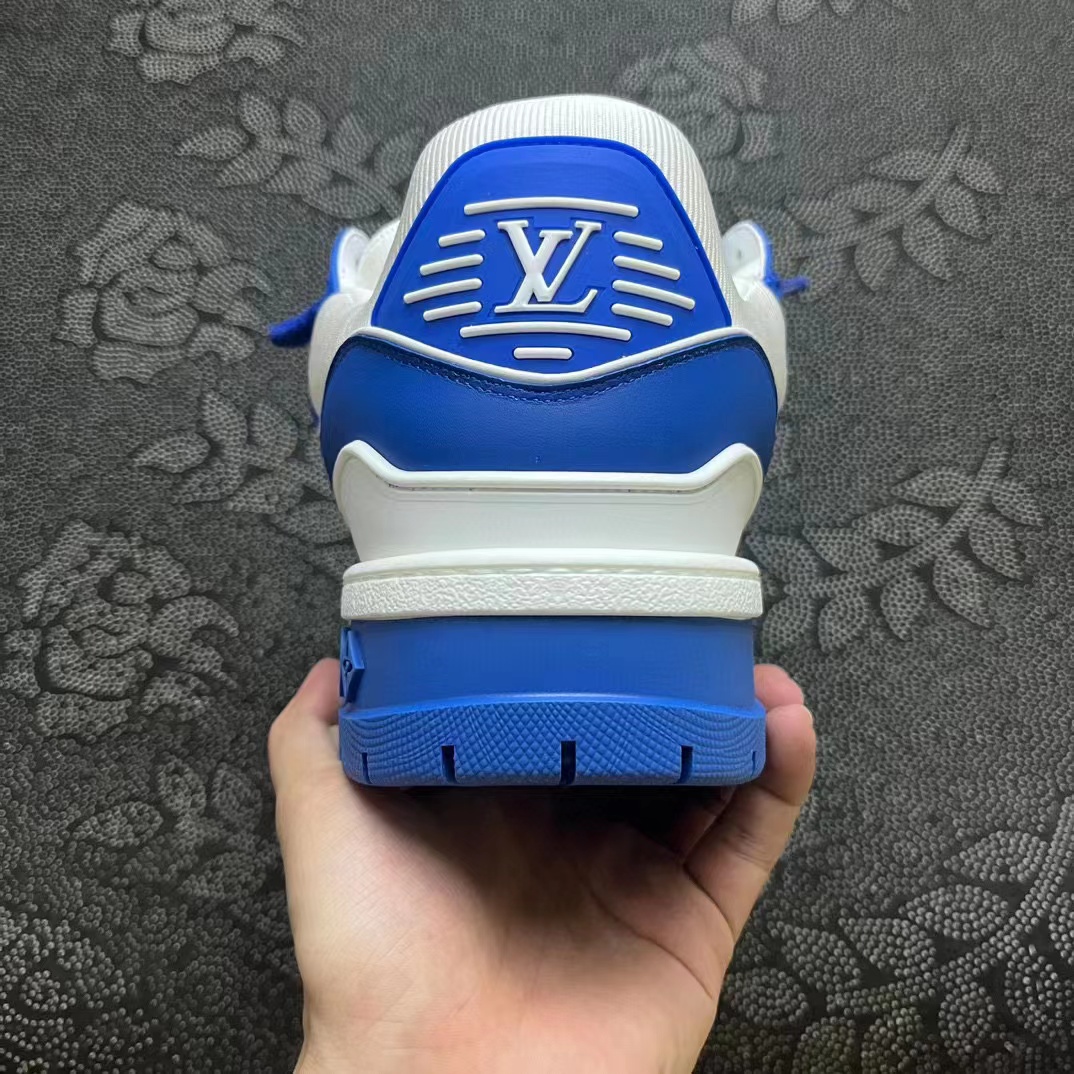 1099 ?顺丰包邮 1V 小胖丁 新配色 白蓝色? size：36-45（35/46 码数可定制） 995过验版，0拼图给真的东西 现在跟随官方改进细节同步跟单更新 市售唯一渠道原厂货 1v无论是穿搭还是日常走步都是很可以 如今批次曝光 不过得物无法鉴别/私人真还是很简单