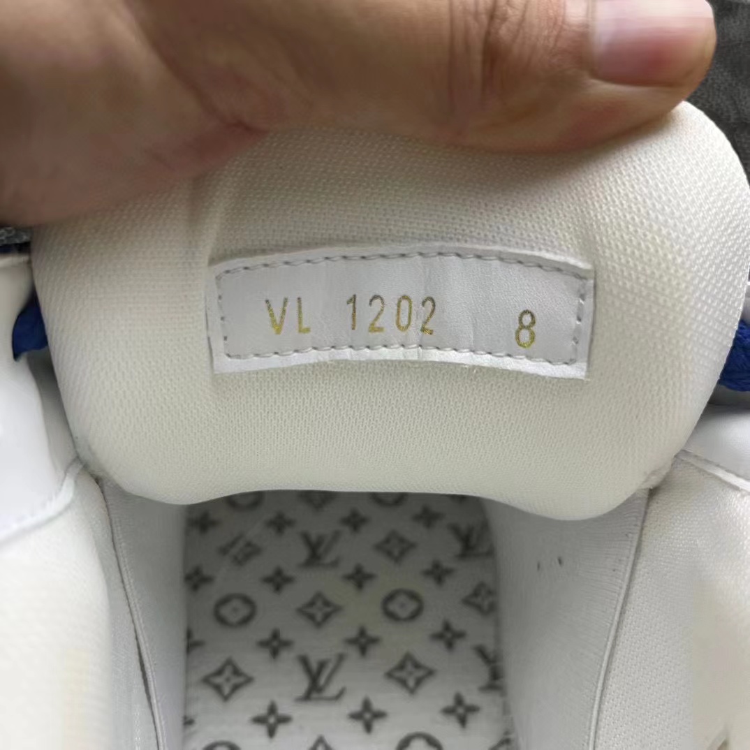 1099 ?顺丰包邮 1V 小胖丁 新配色 白蓝色? size：36-45（35/46 码数可定制） 995过验版，0拼图给真的东西 现在跟随官方改进细节同步跟单更新 市售唯一渠道原厂货 1v无论是穿搭还是日常走步都是很可以 如今批次曝光 不过得物无法鉴别/私人真还是很简单