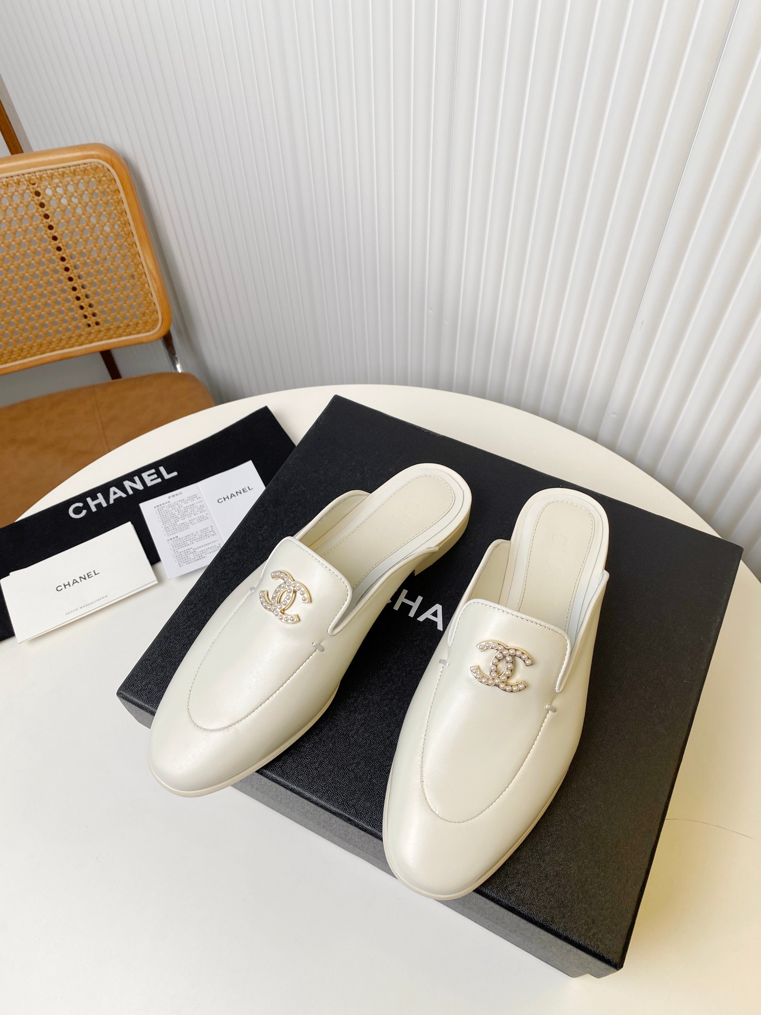 NO:236147,.Chanel's official website is launched simultaneously, with the highest version, 1:1 original version, CHANEL FW Chanel's new autumn shoes and shoes series__________________ Chanel spring must-have, goddess series, with the elegant and famous temperament of Xiangjia, super durable, irresistible, heart-wrenching... Fabric: imported wrinkled wax cowhide, high-quality and textured Inner: foot pad: imported beef leather, leather sole Size: 35-39 (34 40 41 can be customized without return), semi-torque, chanel, chanel, chanel, cowhide, Leather soles19860909.香奈儿官网同步上新,最高版本,原版1:1开发,CHANEL FW香奈儿早春新款秋鞋单鞋系列__________________ 香奈儿春季必备款,女神系列,拥有香家特色优雅名媛气质,超级耐看,让人无法抗拒,心动ing…… 面料:进口皱油蜡牛皮,高级有质感 内里:垫脚:进口牛里 真皮大底 码数:35-39(34 40 41可定做不退换),半拖,chanel,chanel,chanel,cowhide,Leather soles,Women's Shoes