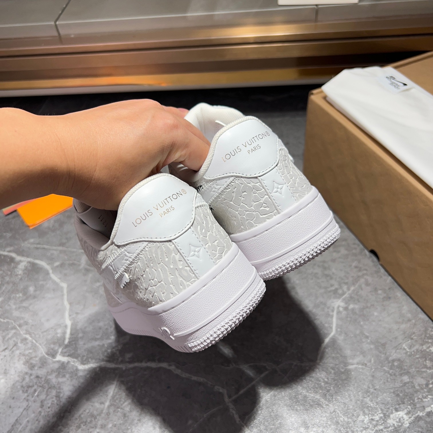 Los mejores modelos conjuntos de Louis Vuitton x x Nike, la idea de diseño es básicamente una contin
