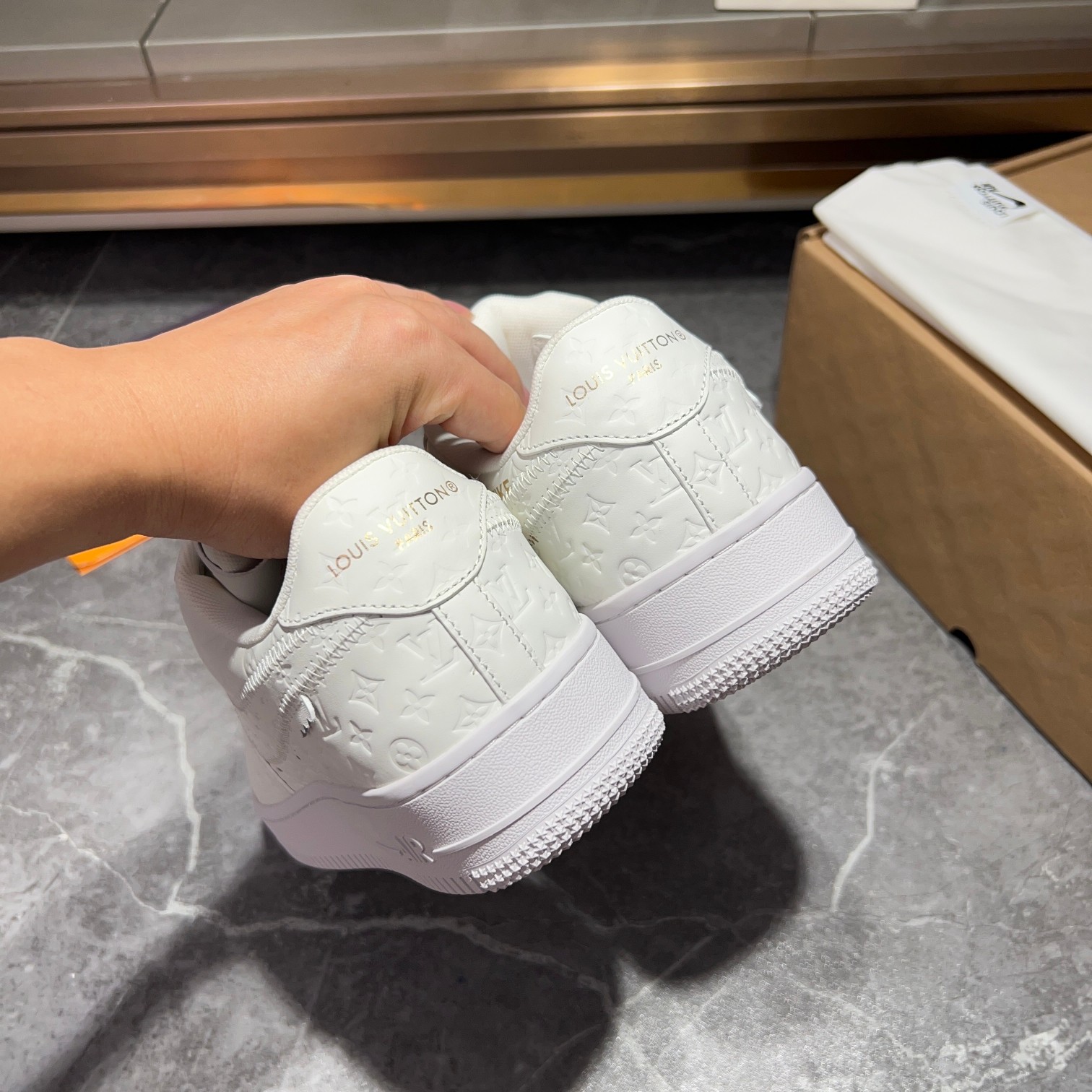 Los mejores modelos conjuntos de Louis Vuitton x x Nike, la idea de diseño es básicamente una contin