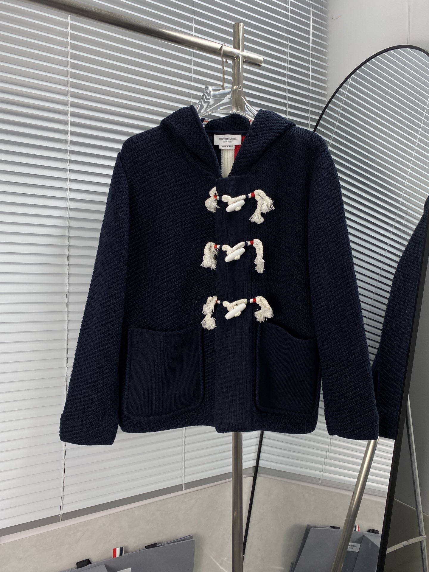 Chaqueta con capucha THOM BROWNE con botones de esquina y rayas rojo, blanco y azul en la espalda, absolutamente exclus…