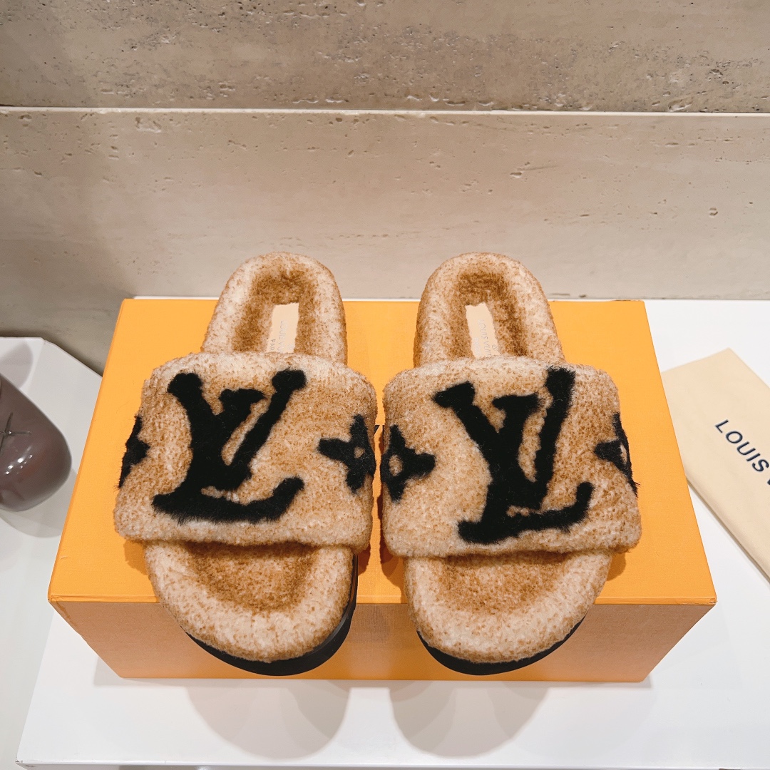 NO:461545,(Top version) Louis vuitton new wool slippers fine and soft wool top quality pure fur made with straight hair! It feels super warm, and it feels like stepping on the clouds. It is a classic LV decoration, exquisite and high-end! Let the price of this pair of hair increase sharply! The sole is a PVC foamed and non-slip sole with the original mold opening. It is very easy to wear and does not slip. The sole has a certain thickness and is extremely comfortable! Size 35-41 (41 custom made without return or exchange), fur shoes and slippers, louis vuitton, louis vuitton, slippers19860909（顶级版本） Louis vuitton 新款羊毛拖鞋细柔软羊毛 頂级品质纯皮毛一体直毛打造！超温暖的感觉,穿上仿佛踩在云朵上LV经典老花装饰,精致高级！让这双毛拖身价陡增！鞋底是原版开模的PVC发泡防滑大底,非常好穿不打滑,而且鞋底有一定厚度,舒适度极佳！码数35-41（41订做不退换）,毛毛鞋拖鞋,louis vuitton,louis vuitton,slippers,Women's Shoes