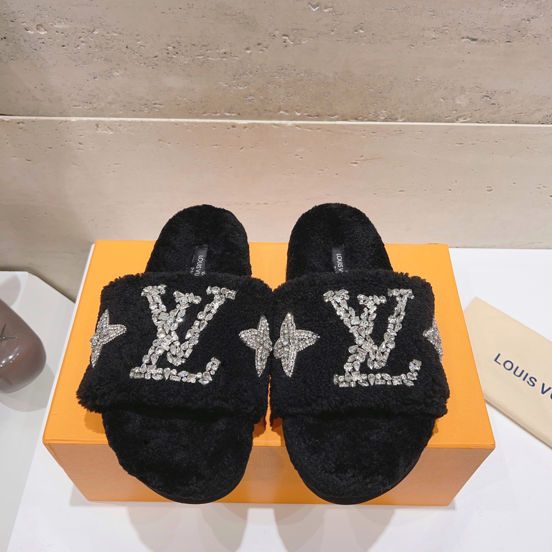 NO:461540,(Top version) Louis vuitton new wool slippers fine and soft wool top quality pure fur made with straight hair! It feels super warm, and it feels like stepping on the clouds. It is a classic LV decoration, exquisite and high-end! Let the price of this pair of hair increase sharply! Hand-made drilling, the sole is a PVC foamed and non-slip sole with the original molded opening. It is very easy to wear and does not slip. Moreover, the sole has a certain thickness and is extremely comfortable! Size 35-41 (41 custom made without return or exchange), fur shoes and slippers, louis vuitton, louis vuitton, slippers19860909（顶级版本） Louis vuitton 新款羊毛拖鞋细柔软羊毛 頂级品质纯皮毛一体直毛打造！超温暖的感觉,穿上仿佛踩在云朵上LV经典老花装饰,精致高级！让这双毛拖身价陡增！手工点钻,鞋底是原版开模的PVC发泡防滑大底,非常好穿不打滑,而且鞋底有一定厚度,舒适度极佳！码数35-41（41订做不退换）,毛毛鞋拖鞋,louis vuitton,louis vuitton,slippers,Women's Shoes