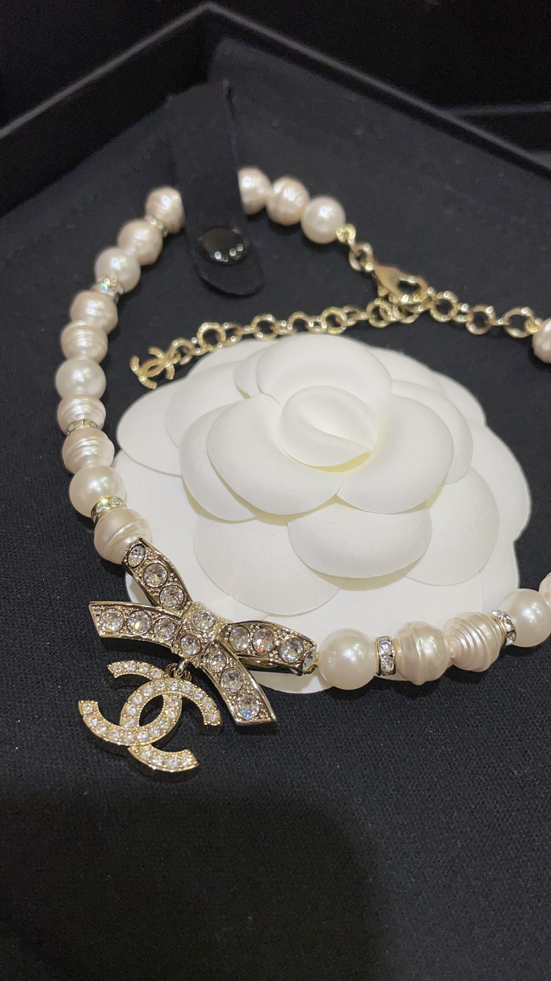 NO:632981,88260, arrived today to buy yb 23s new irregular pearl full diamond double C light gold bow short choker choker. The irregular pearl design is very cute and special. When paired with the full diamond bow tie, it makes you look like a wealthy daughter. Exclusively purchased yb developed Swarovski diamonds. Customized pearls, necklace, Cartier high-end jewelry.1986090988260,今日到货购入yb 23s新款不规则珍珠满钻双C浅金色蝴蝶结短款项链choker 不规则珍珠设计设计很可爱很特别 搭配满钻蝴蝶结就很有富家千金气质 独家购入yb 开发 施华洛钻 定制珍珠,,necklace,卡迪亚高端饰品,Jewelry