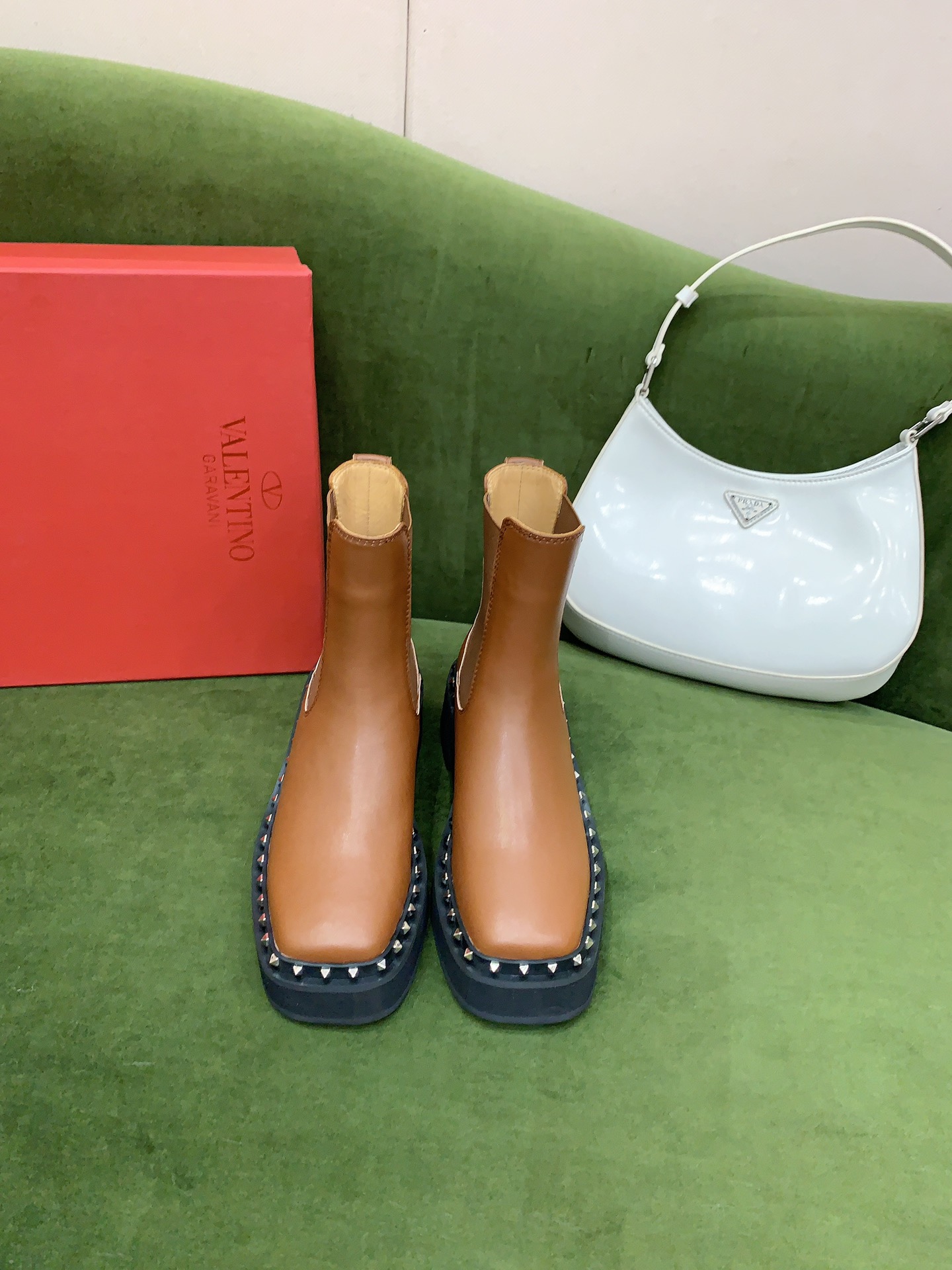 NO:479557,VALENTIN* newest rivet Chelsea boots, tough and handsome shoe shape, cool and cool, excellent footwear effect, original calfskin upper, inner footstepped cowhide original molded sole size 35-39 (40 41 custom made), boots, valentino, boots, cowhide19860909VALENTIN*新款铆钉切尔西短靴 鞋型硬朗帅气 又酷又飒 上脚效果超赞 鞋面原版小牛皮 内里垫脚牛皮 原版开模成型底 码数35-39（40 41定做）,靴子,valentino,boots,cowhide,Women's Shoes