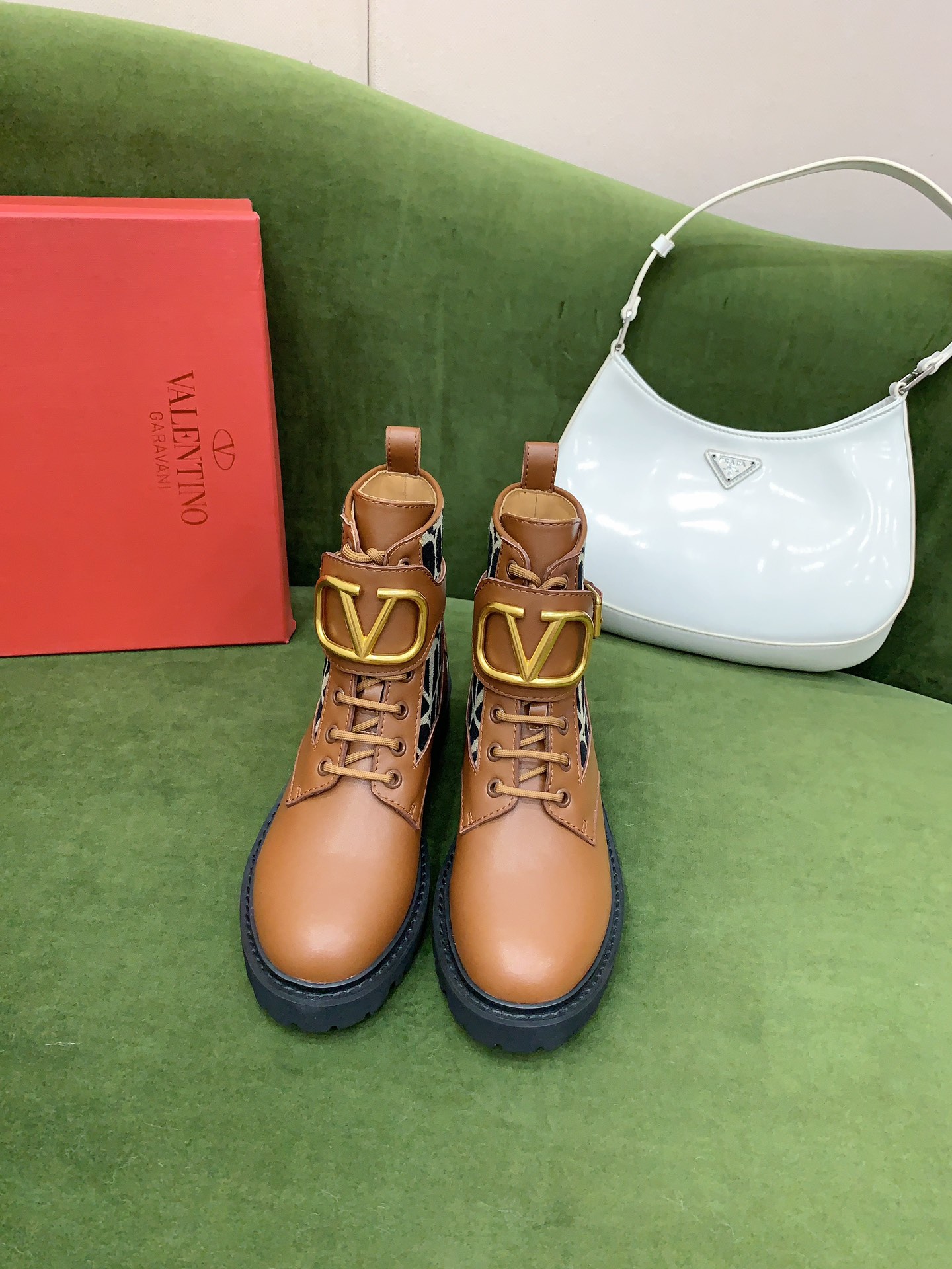 NO:479580,VALENTIN* newest large V-buckle motorcycle boots, spliced ​​custom jacquard cloth, cool and cool, excellent footing effect, original calfskin upper, inner footing cowhide original molding sole size 35-39 (40 41 custom made), boots, valentino, boots, cowhide19860909VALENTIN*新款大Ｖ扣机车短靴 拼接定制提花布面 又酷又飒 上脚效果超赞 鞋面原版小牛皮 内里垫脚牛皮 原版开模成型底 码数35-39（40 41定做）,靴子,valentino,boots,cowhide,Women's Shoes