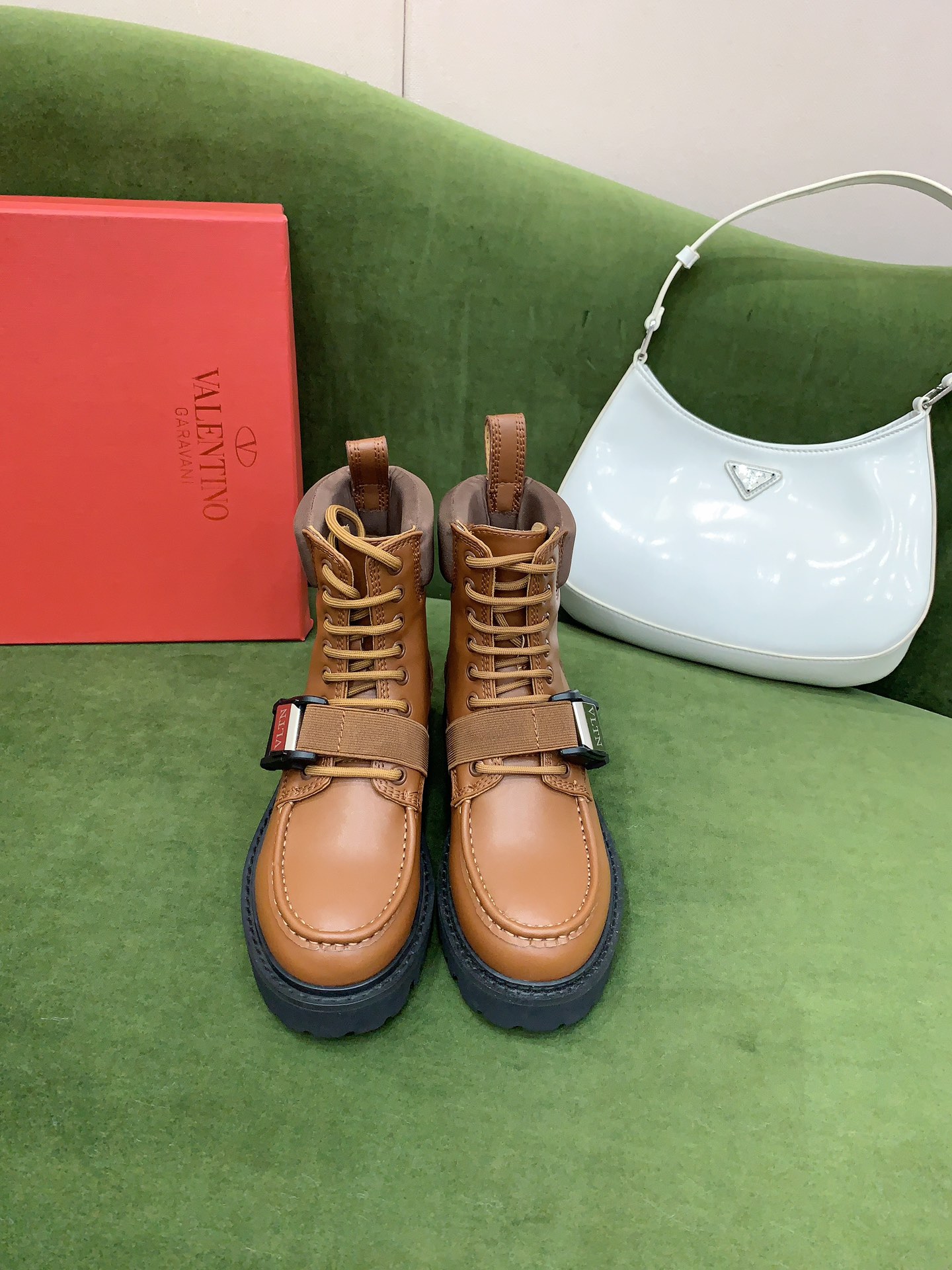 NO:479573,VALENTIN* new buckle motorcycle boots, tough and handsome shoe shape, cool and cool, excellent footing effect, original calfskin upper, inner foot padded cowhide original molded sole size 35-39 (40 41 custom made), boots, valentino, boots, cowhide19860909VALENTIN*新款搭扣机车短靴 鞋型硬朗帅气 又酷又飒 上脚效果超赞 鞋面原版小牛皮 内里垫脚牛皮 原版开模成型底 码数35-39（40 41定做）,靴子,valentino,boots,cowhide,Women's Shoes