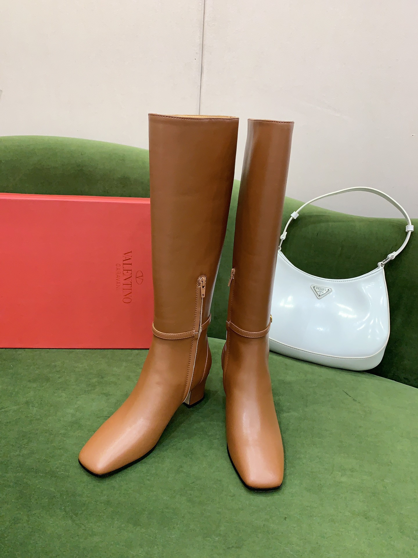 NO:479554,VALENTIN* Autumn and Winter New V-buckle High Heel Boots Classic Comfortable and versatile Upper Original Calfskin Original mold opening hardware buckle Inner footbed Sheepskin Italian leather outsole Heel height 5.5cm Size 35-39 (40 41 custom made) Size 36 buckle 36cm Bucket height 38cm Boots, valentino, boots, cowhide, sheepskin, Leather soles19860909VALENTIN*秋冬新款V扣高跟长靴 经典舒适百搭 鞋面原版小牛皮 原版开模五金扣 内里垫脚羊皮 意大利真皮大底 跟高5.5cm 码数35-39（40 41定做） 36码 筒围36cm 筒高38cm,靴子,valentino,boots,cowhide,sheepskin,Leather soles,Women's Shoes