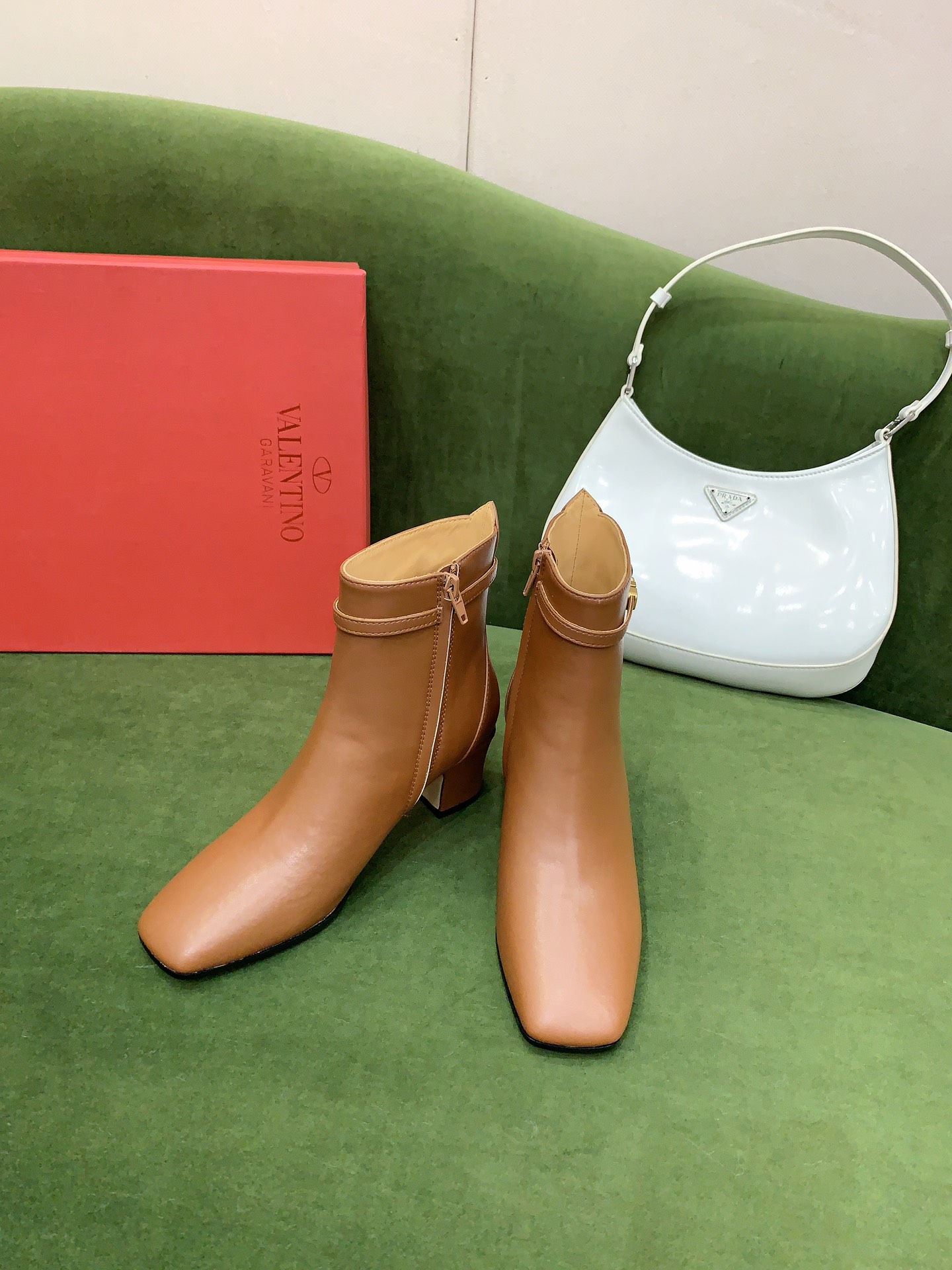 NO:479551,VALENTIN* Autumn and Winter New V-buckle High-heeled Boots Classic Comfortable and versatile Upper Original Calfskin Original mold opening hardware buckle Inner footbed Sheepskin Italian genuine leather outsole Heel height 5.5cm Size 35-39 (40 custom made), boots, valentino, boots, cowhide, sheepskin, Leather soles19860909VALENTIN*秋冬新款V扣高跟短靴 经典舒适百搭 鞋面原版小牛皮 原版开模五金扣 内里垫脚羊皮 意大利真皮大底 跟高5.5cm 码数35-39（40 定做）,靴子,valentino,boots,cowhide,sheepskin,Leather soles,Women's Shoes