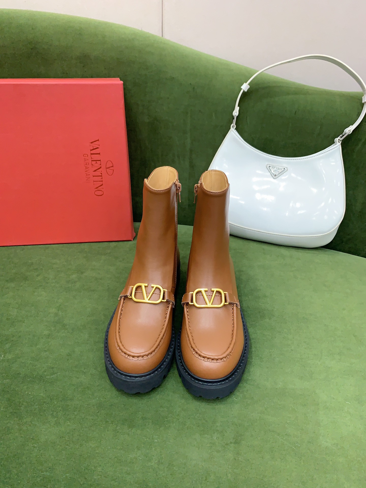 NO:479569,VALENTIN* newest V-buckle motorcycle boots, tough and handsome shoe shape, cool and cool, excellent footing effect, original calfskin upper, inner foot pad cowhide original molding sole size 35-39 (40 41 custom made), boots, valentino, boots, cowhide19860909VALENTIN*新款Ｖ扣机车短靴 鞋型硬朗帅气 又酷又飒 上脚效果超赞 鞋面原版小牛皮 内里垫脚牛皮 原版开模成型底 码数35-39（40 41定做）,靴子,valentino,boots,cowhide,Women's Shoes