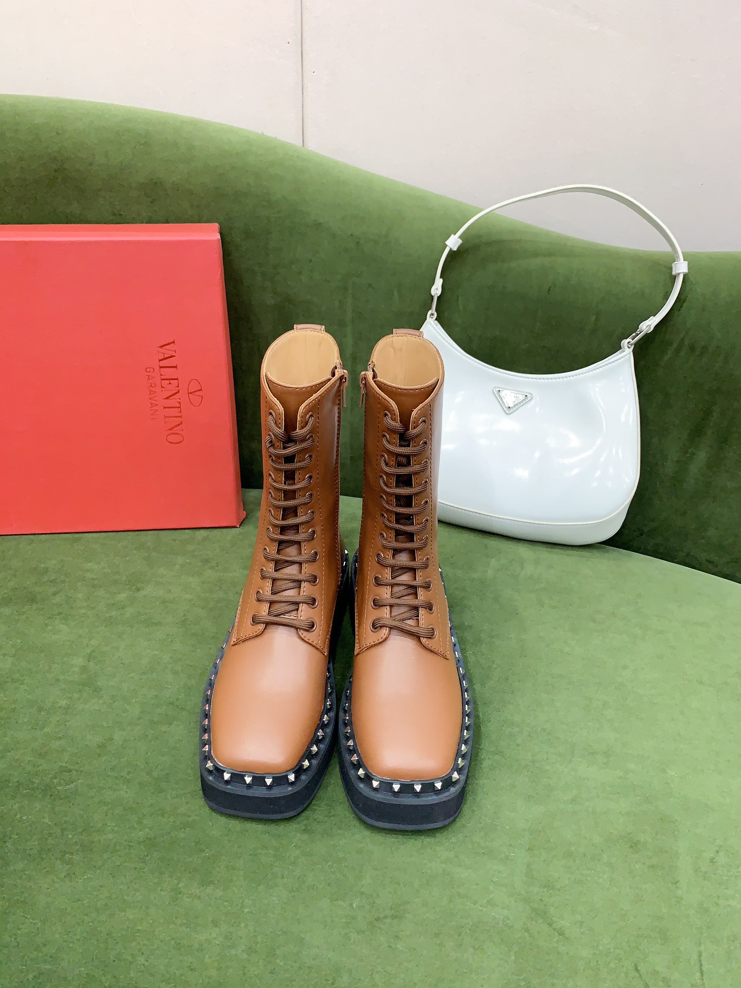 NO:479564,VALENTIN* newest rivet motorcycle boots, tough and handsome shoe shape, cool and cool, excellent footwear effect, original calfskin upper, inner footstepped cowhide original molded sole size 35-39 (40 41 custom made), boots, valentino, boots, cowhide19860909VALENTIN*新款铆钉机车短靴 鞋型硬朗帅气 又酷又飒 上脚效果超赞 鞋面原版小牛皮 内里垫脚牛皮 原版开模成型底 码数35-39（40 41定做）,靴子,valentino,boots,cowhide,Women's Shoes