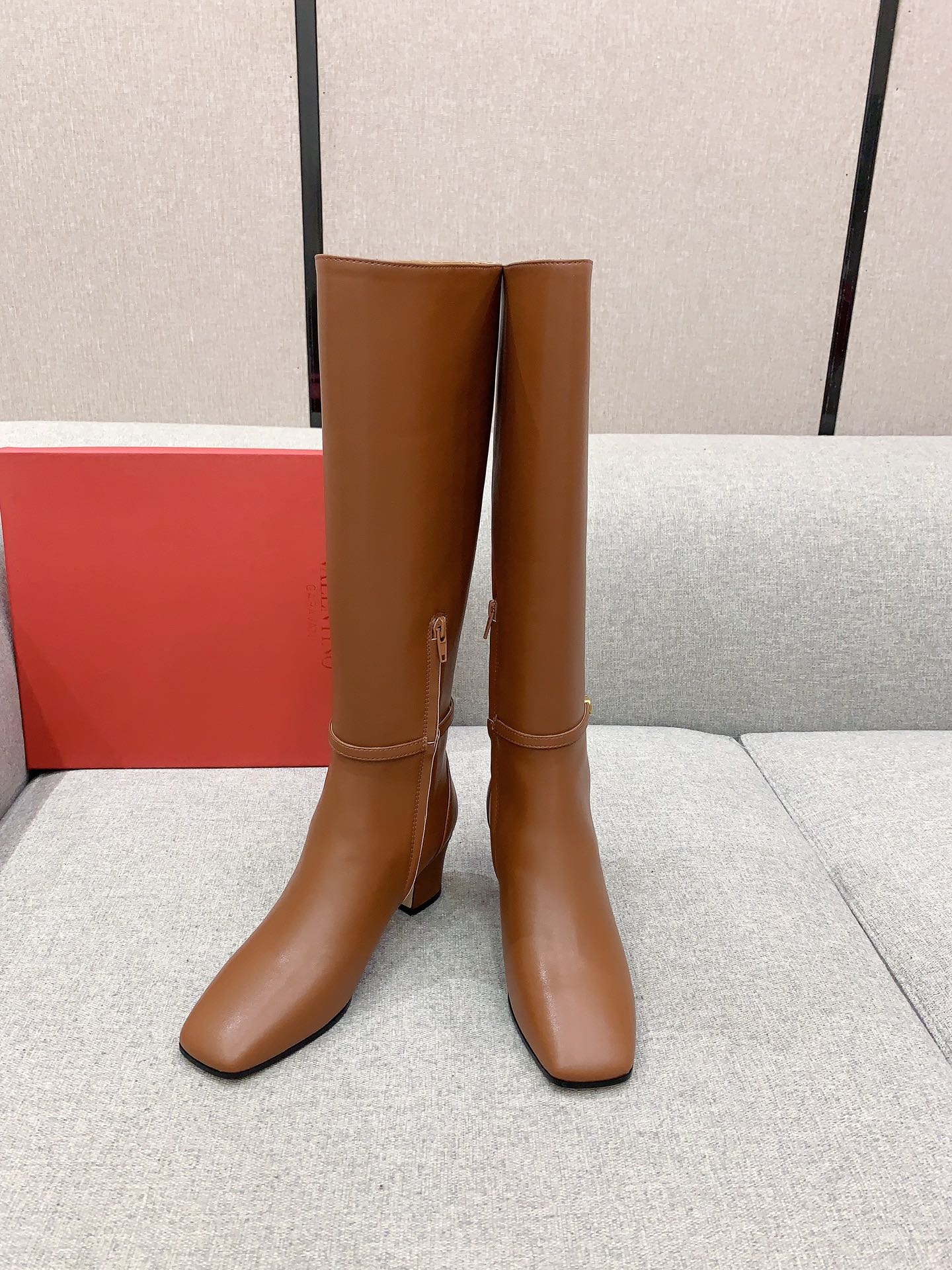 NO:484961,VALENTIN* Autumn and Winter New V-buckle High Heel Boots Classic Comfortable and versatile Upper Original Calfskin Original mold opening hardware buckle Inner footbed Sheepskin Italian leather outsole Heel height 5.5cm Size 35-39 (40 41 custom made) Size 36 buckle 36cm Bucket height 38cm Boots, valentino, boots, cowhide, sheepskin, Leather soles19860909VALENTIN*秋冬新款V扣高跟长靴 经典舒适百搭 鞋面原版小牛皮 原版开模五金扣 内里垫脚羊皮 意大利真皮大底 跟高5.5cm 码数35-39（40 41定做） 36码 筒围36cm 筒高38cm,靴子,valentino,boots,cowhide,sheepskin,Leather soles,Women's Shoes