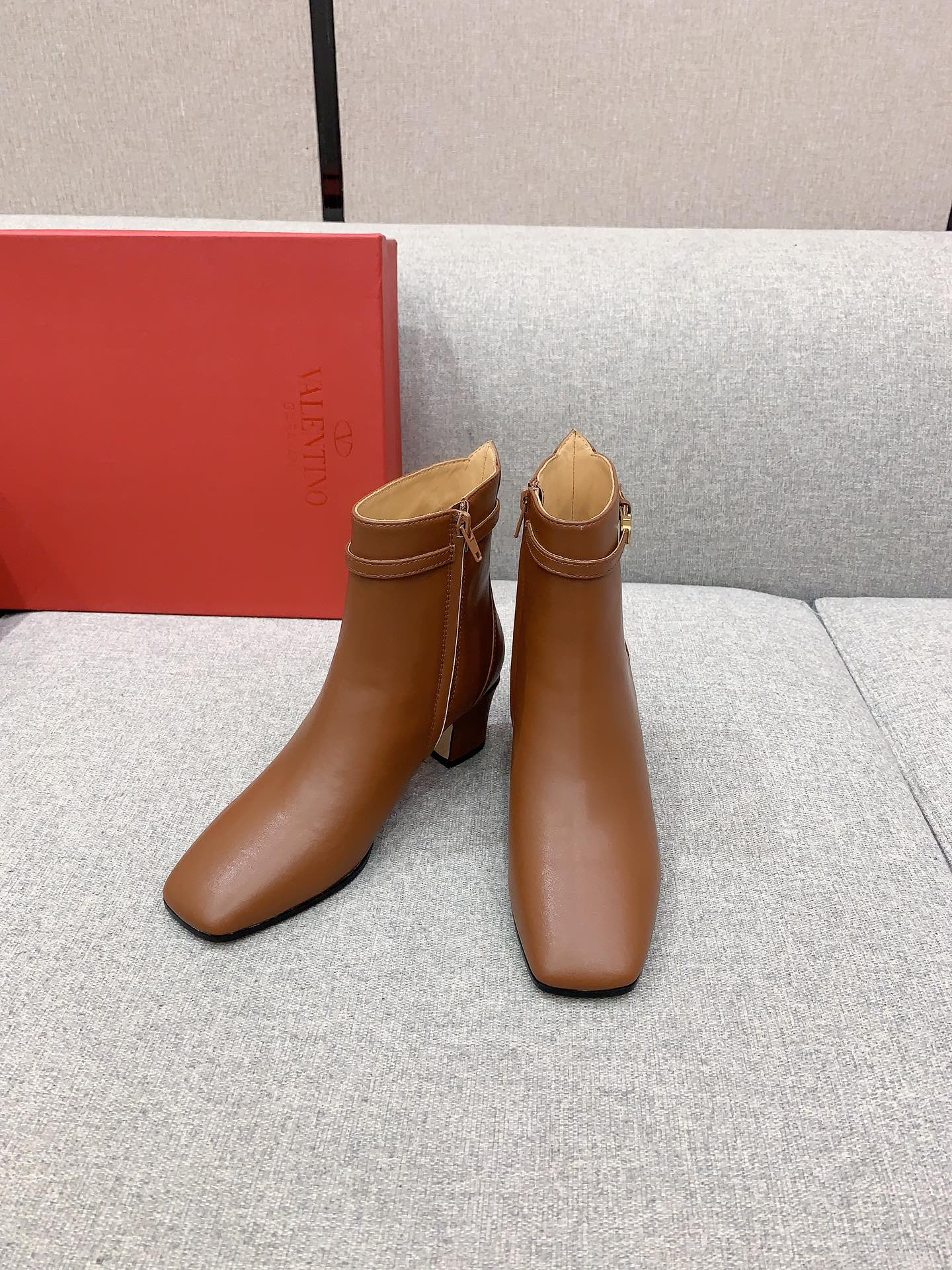 NO:484971,VALENTIN* Autumn and Winter New V-buckle High-heeled Boots Classic Comfortable and versatile Upper Original Calfskin Original mold opening hardware buckle Inner footbed Sheepskin Italian genuine leather outsole Heel height 5.5cm Size 35-39 (40 custom made), boots, valentino, boots, cowhide, sheepskin, Leather soles19860909VALENTIN*秋冬新款V扣高跟短靴 经典舒适百搭 鞋面原版小牛皮 原版开模五金扣 内里垫脚羊皮 意大利真皮大底 跟高5.5cm 码数35-39（40 定做）,靴子,valentino,boots,cowhide,sheepskin,Leather soles,Women's Shoes