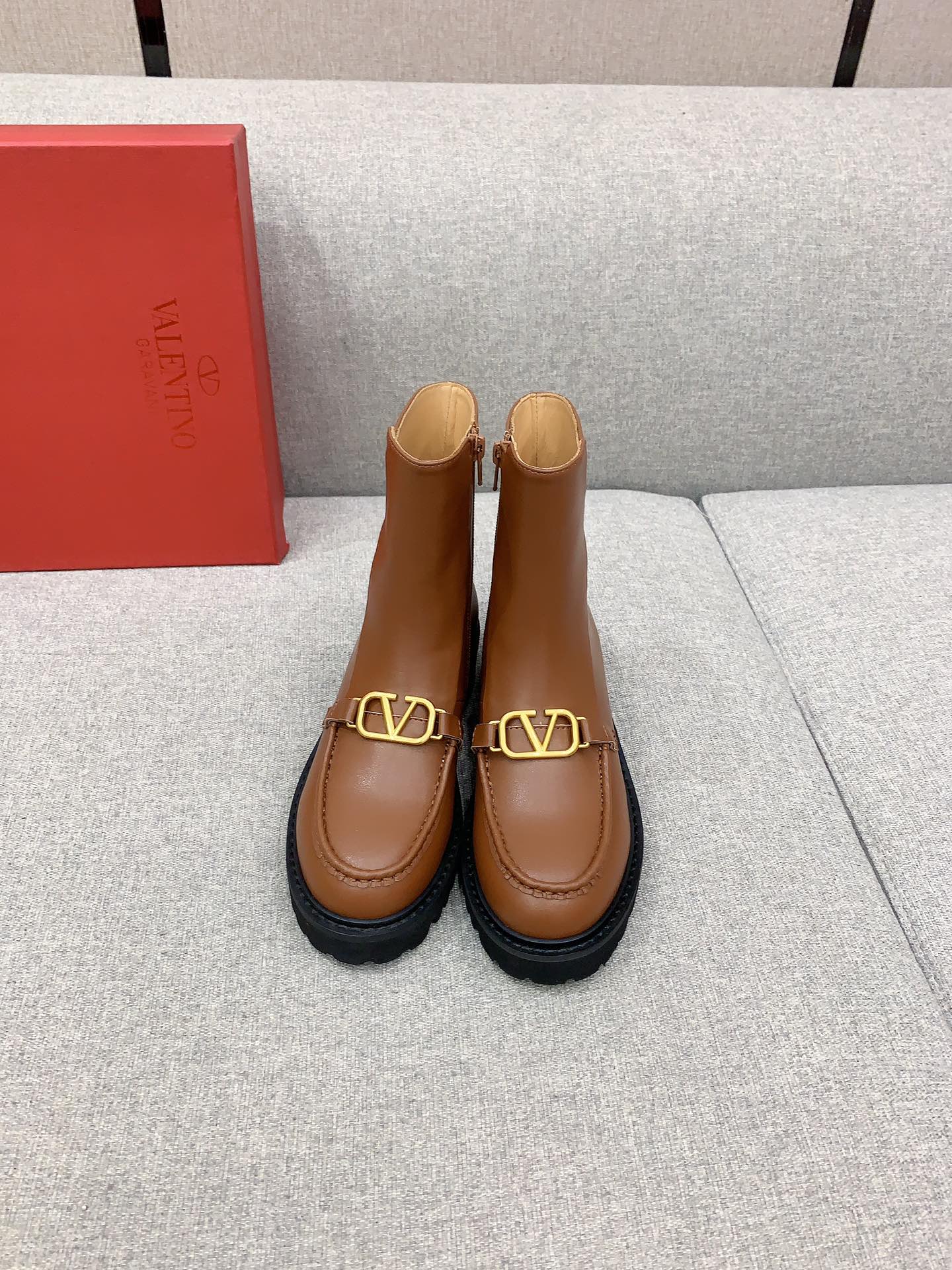 NO:485043,VALENTIN* newest V-buckle motorcycle boots, tough and handsome shoe shape, cool and cool, excellent footing effect, original calfskin upper, inner foot pad cowhide original molding sole size 35-39 (40 41 custom made), boots, valentino, boots, cowhide19860909VALENTIN*新款Ｖ扣机车短靴 鞋型硬朗帅气 又酷又飒 上脚效果超赞 鞋面原版小牛皮 内里垫脚牛皮 原版开模成型底 码数35-39（40 41定做）,靴子,valentino,boots,cowhide,Women's Shoes