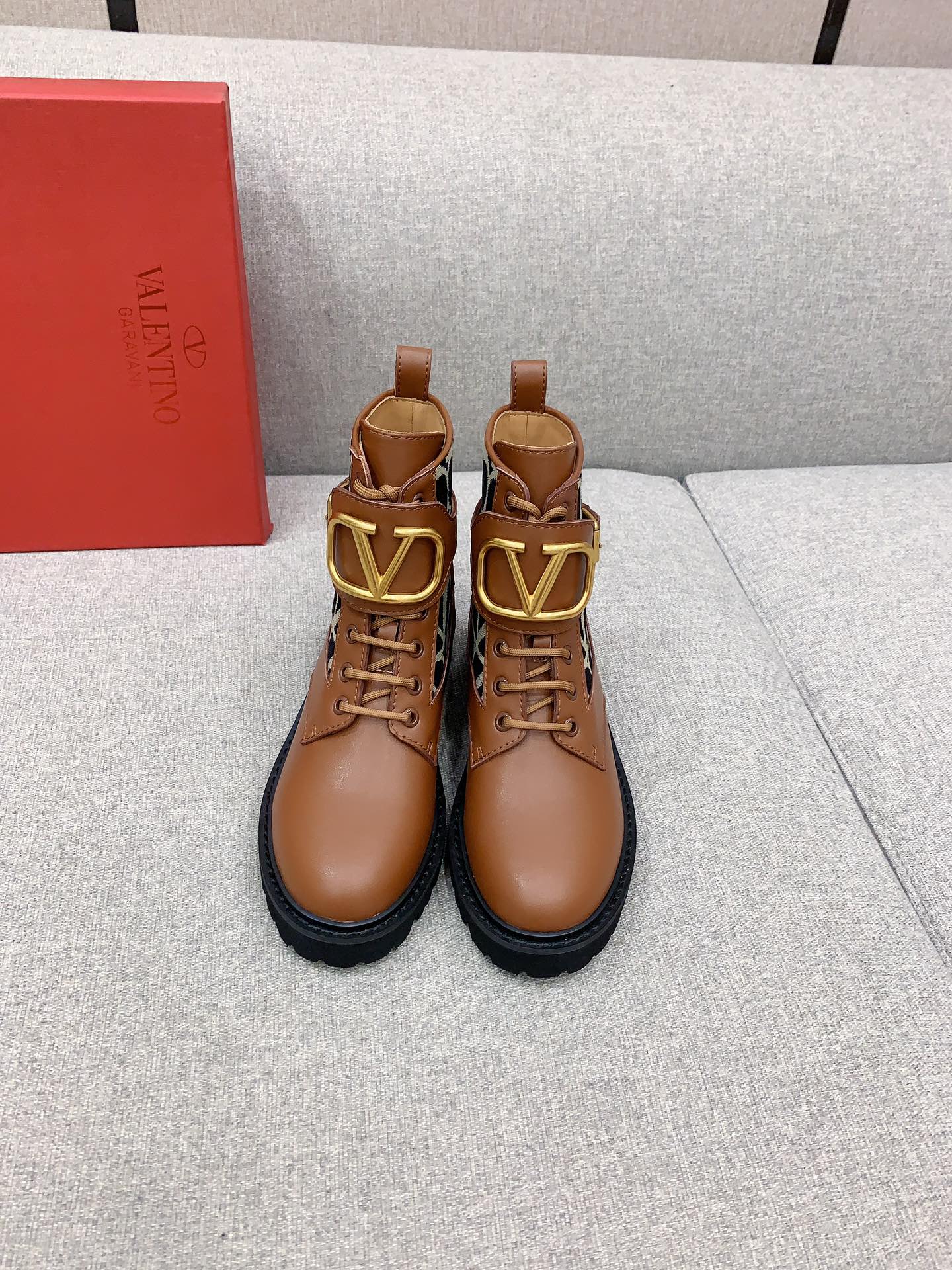 NO:485033,VALENTIN* newest large V-buckle motorcycle boots, spliced ​​custom jacquard cloth, cool and cool, excellent footing effect, original calfskin upper, inner footing cowhide original molding sole size 35-39 (40 41 custom made), boots, valentino, boots, cowhide19860909VALENTIN*新款大Ｖ扣机车短靴 拼接定制提花布面 又酷又飒 上脚效果超赞 鞋面原版小牛皮 内里垫脚牛皮 原版开模成型底 码数35-39（40 41定做）,靴子,valentino,boots,cowhide,Women's Shoes