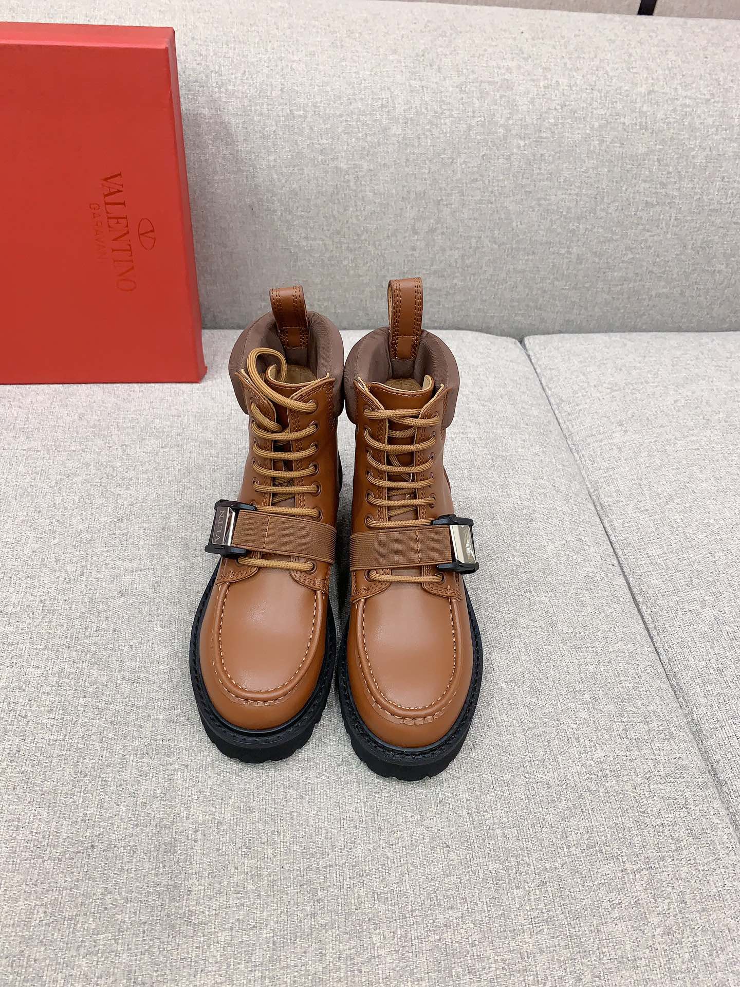 NO:485038,VALENTIN* new buckle motorcycle boots, tough and handsome shoe shape, cool and cool, excellent footwear effect, original calfskin upper, inner footstepped cowhide original molded sole size 35-39 (40 41 custom made), boots, valentino, boots, cowhide19860909VALENTIN*新款搭扣机车短靴 鞋型硬朗帅气 又酷又飒 上脚效果超赞 鞋面原版小牛皮 内里垫脚牛皮 原版开模成型底 码数35-39（40 41定做）,靴子,valentino,boots,cowhide,Women's Shoes