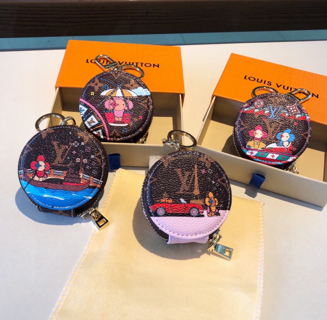 LV圣诞游乐场系列蓝牙耳机包搭配钥匙扣通用型耳机包既可以放心爱耳的机还可以美美挂包在包上钥匙扣一举俩得[