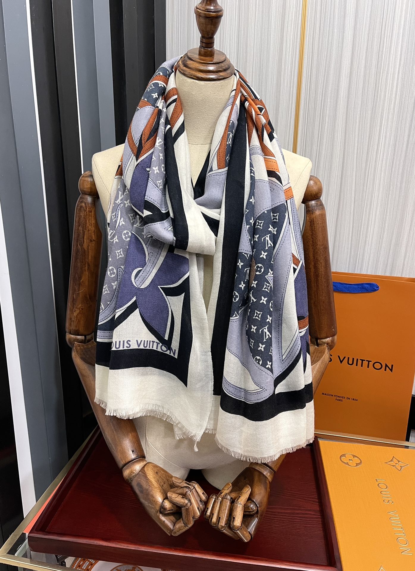 LV路易威登双面戒指绒长巾